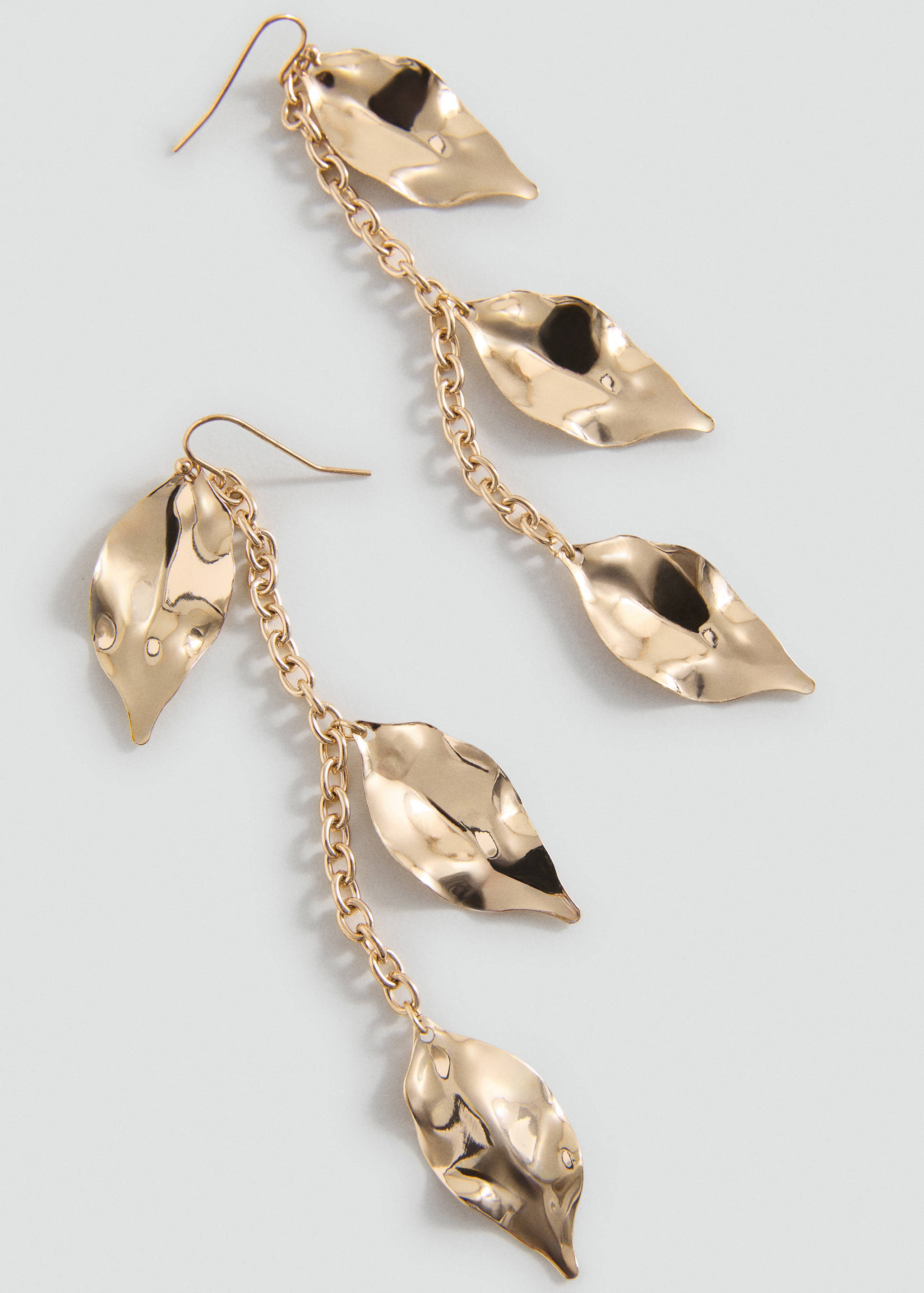 Серьги с подвесками-листьями - Средний план