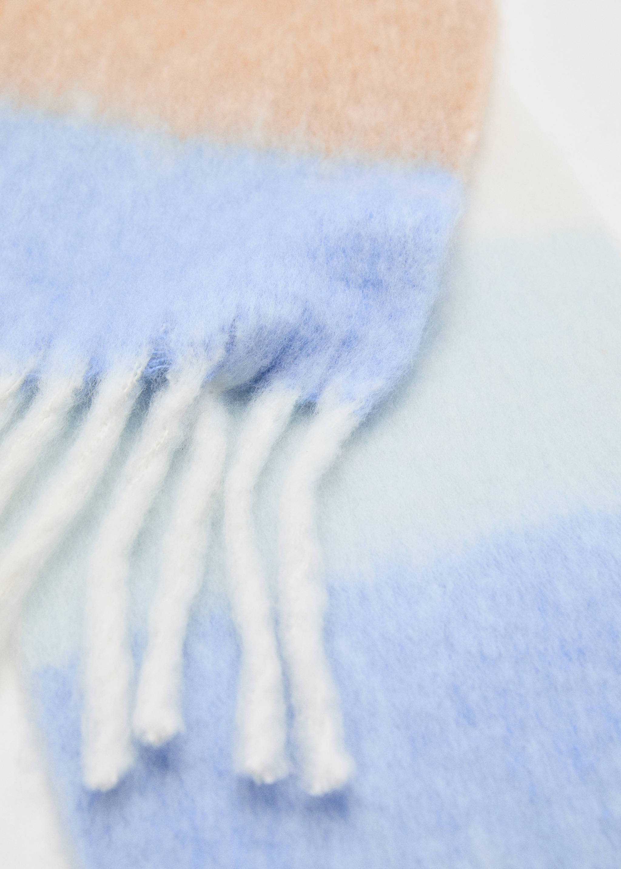 Gestreifter Strickschal - Mittlere Ansicht