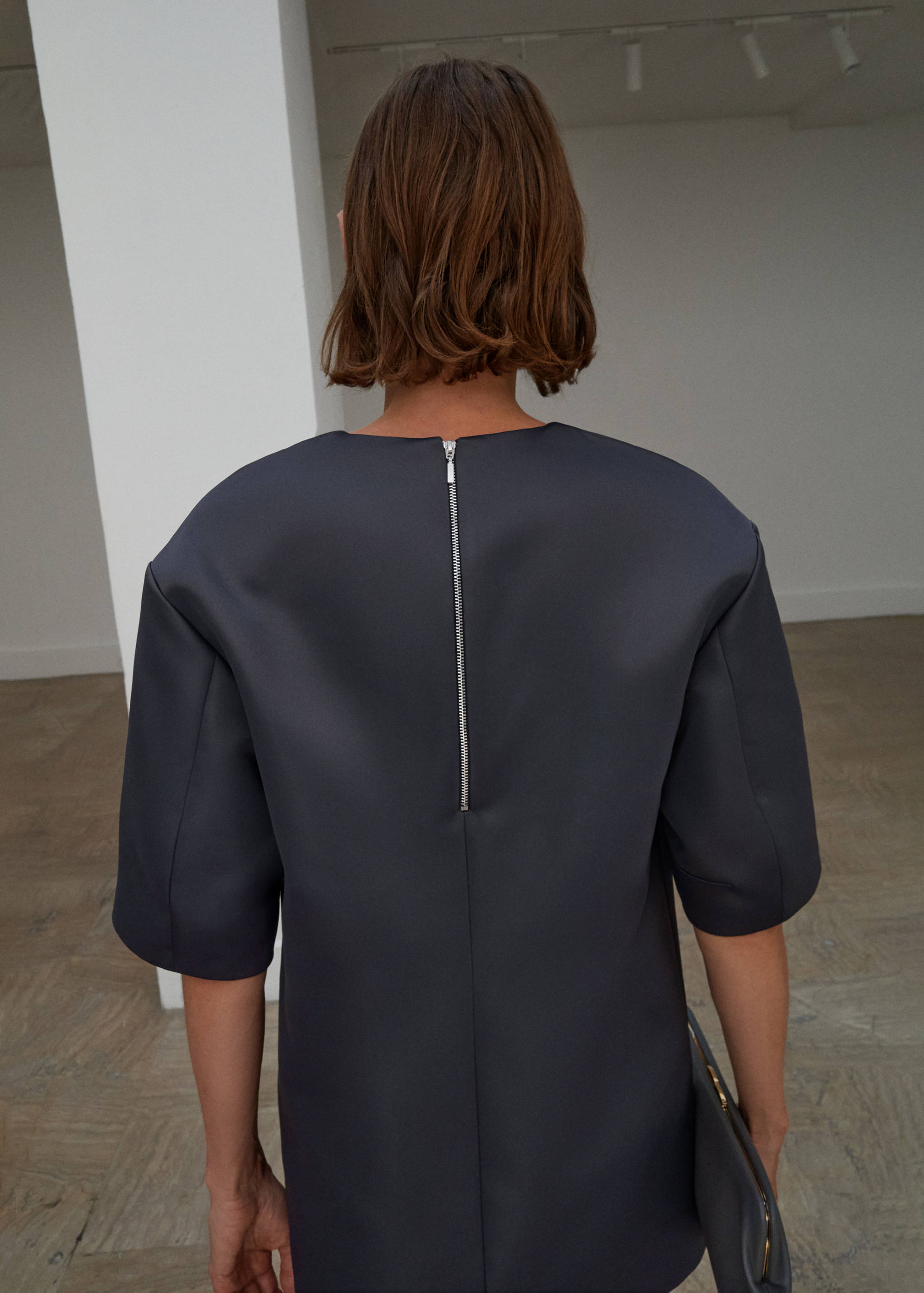 Short satin dress - Reverse of the article