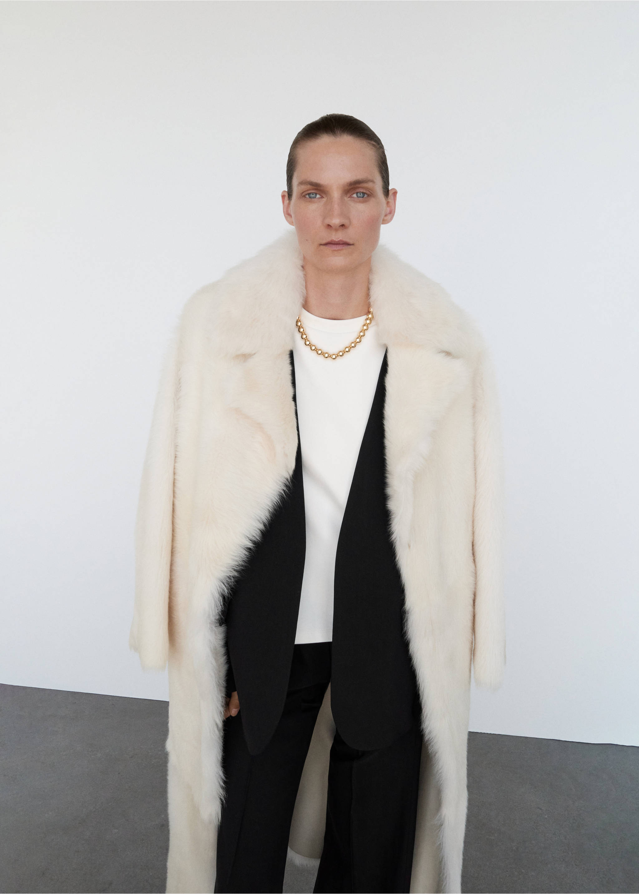 Suit blazer without lapels - Details of the article 2, Black. Ref: 17026361-00.