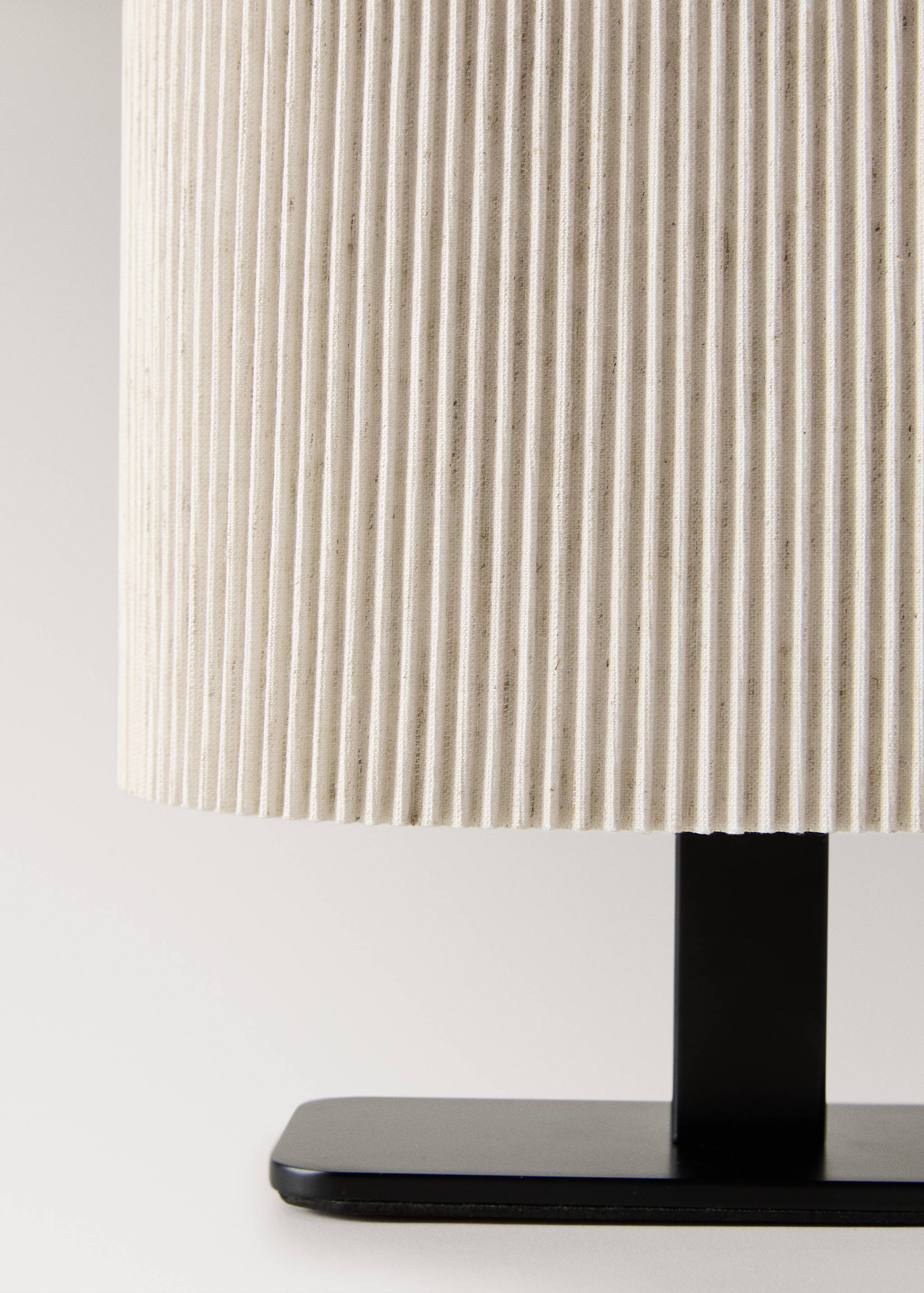 Pleated table lamp - Details of the article 2