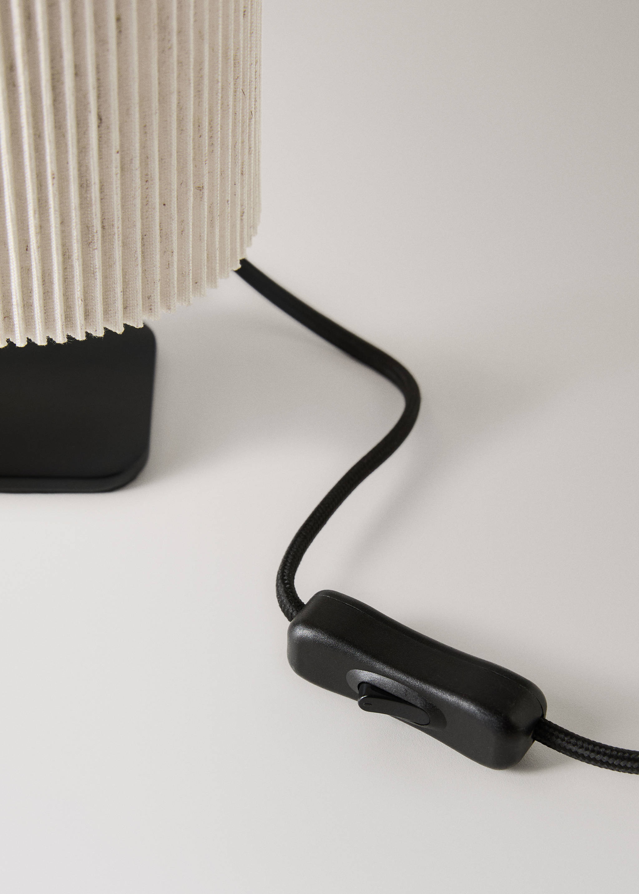 Pleated table lamp - Details of the article 4