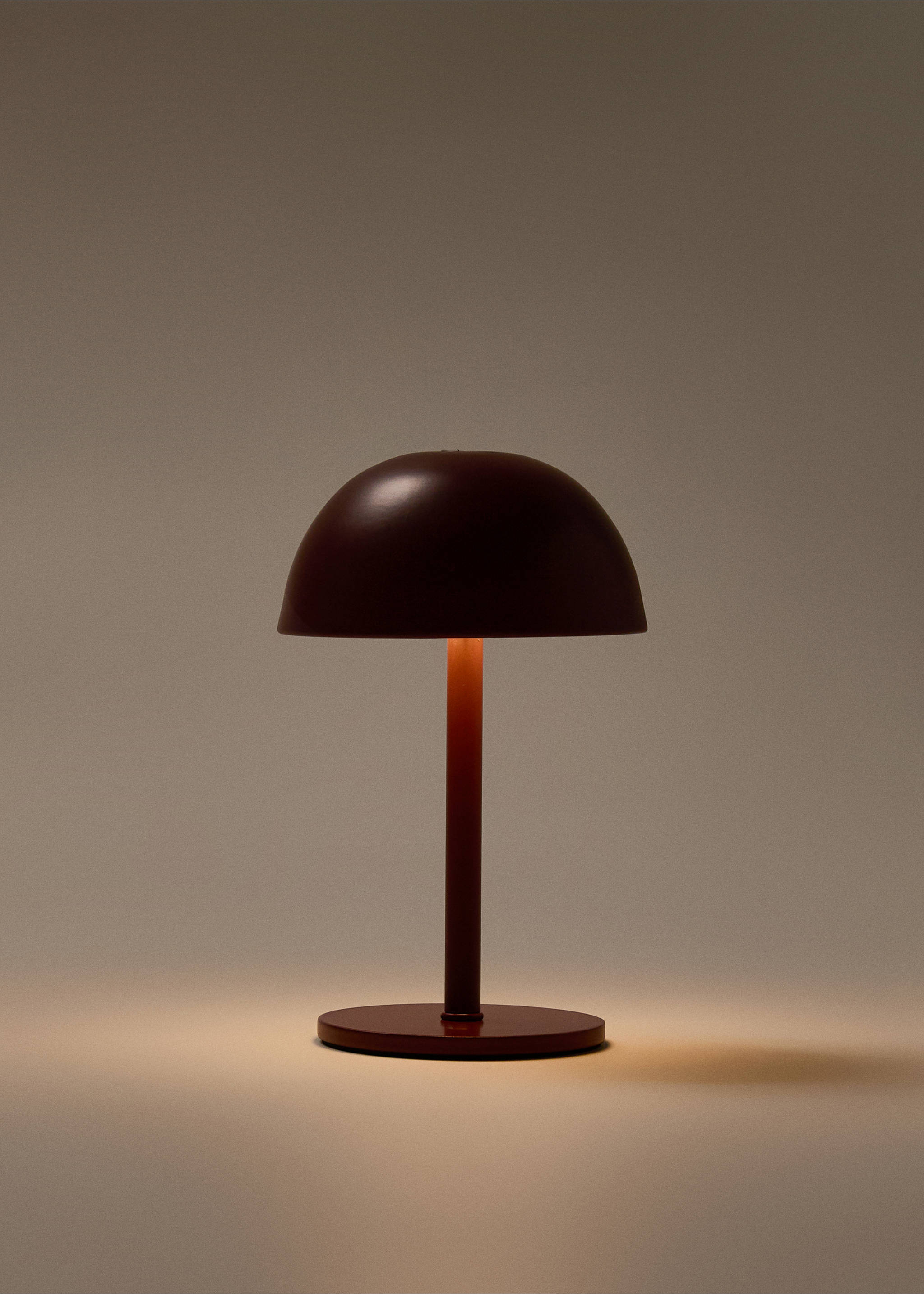 Metalltischlampe mit Touch-Funktion - Detail des Artikels 4, Granatrot. Ref: 17026726-00.