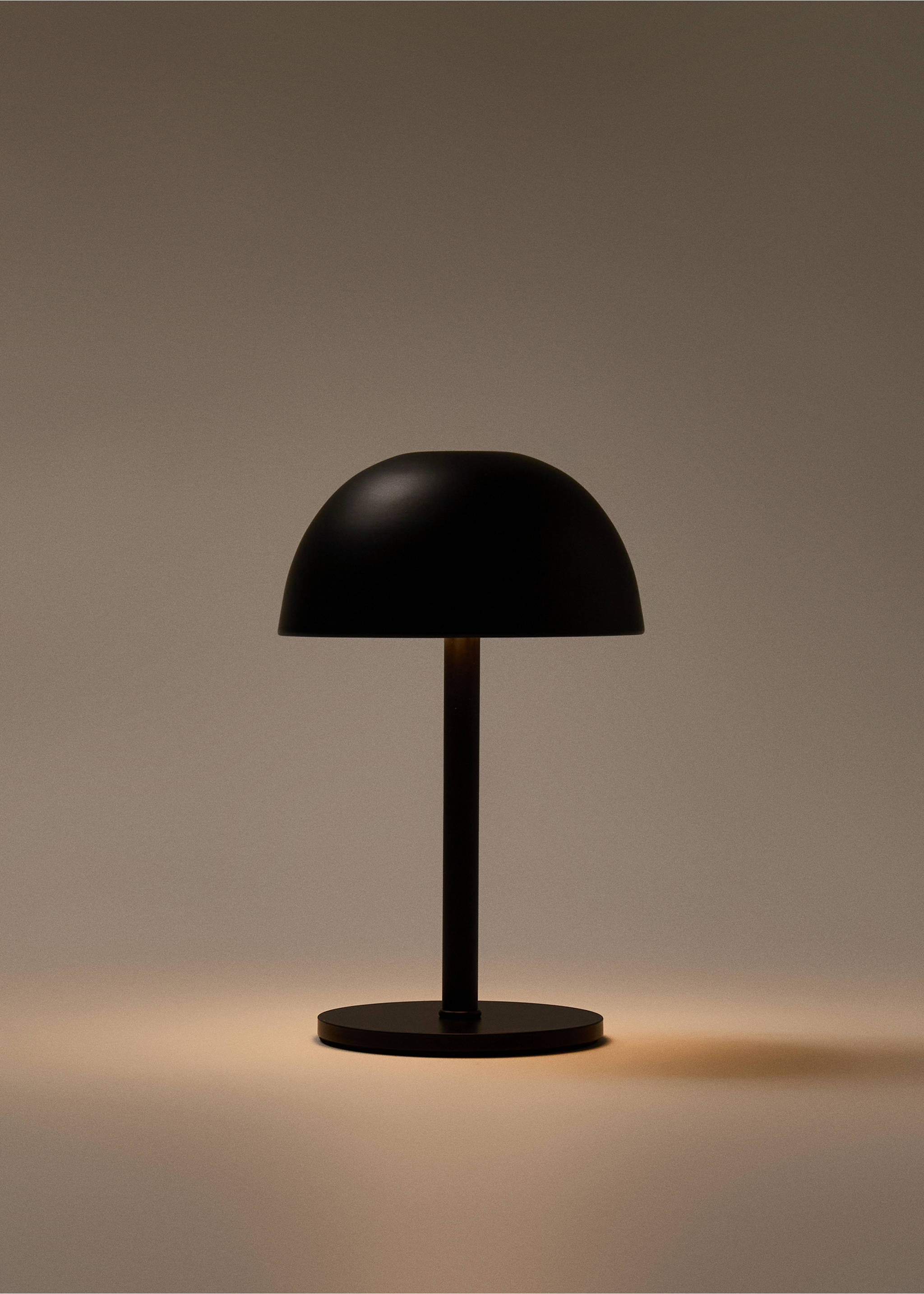Tactile metal table lamp - Details of the article 4, Black. Ref: 17026726-00.