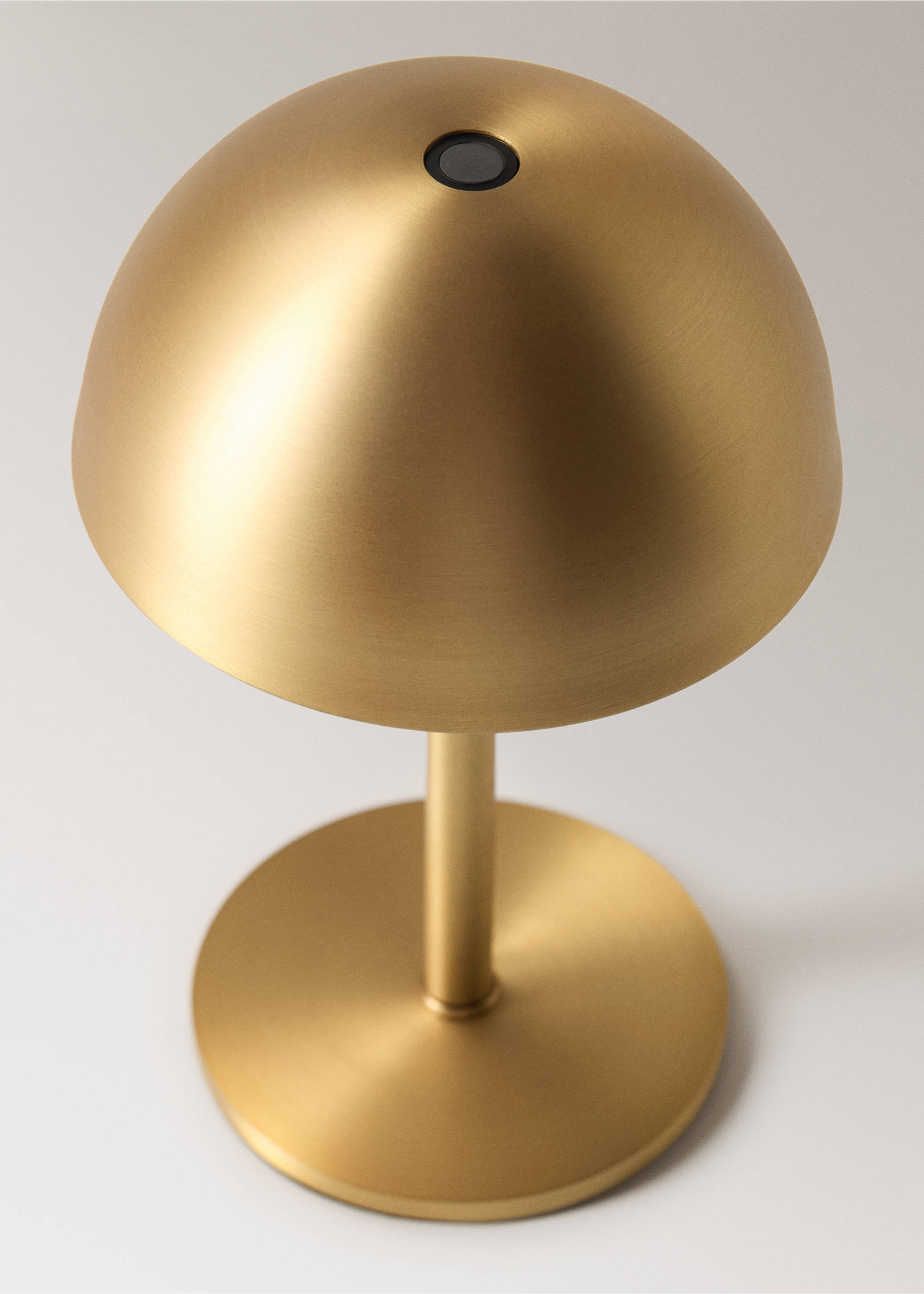 Tactile metal table lamp - Details of the article 1, Gold. Ref: 17026726-00.