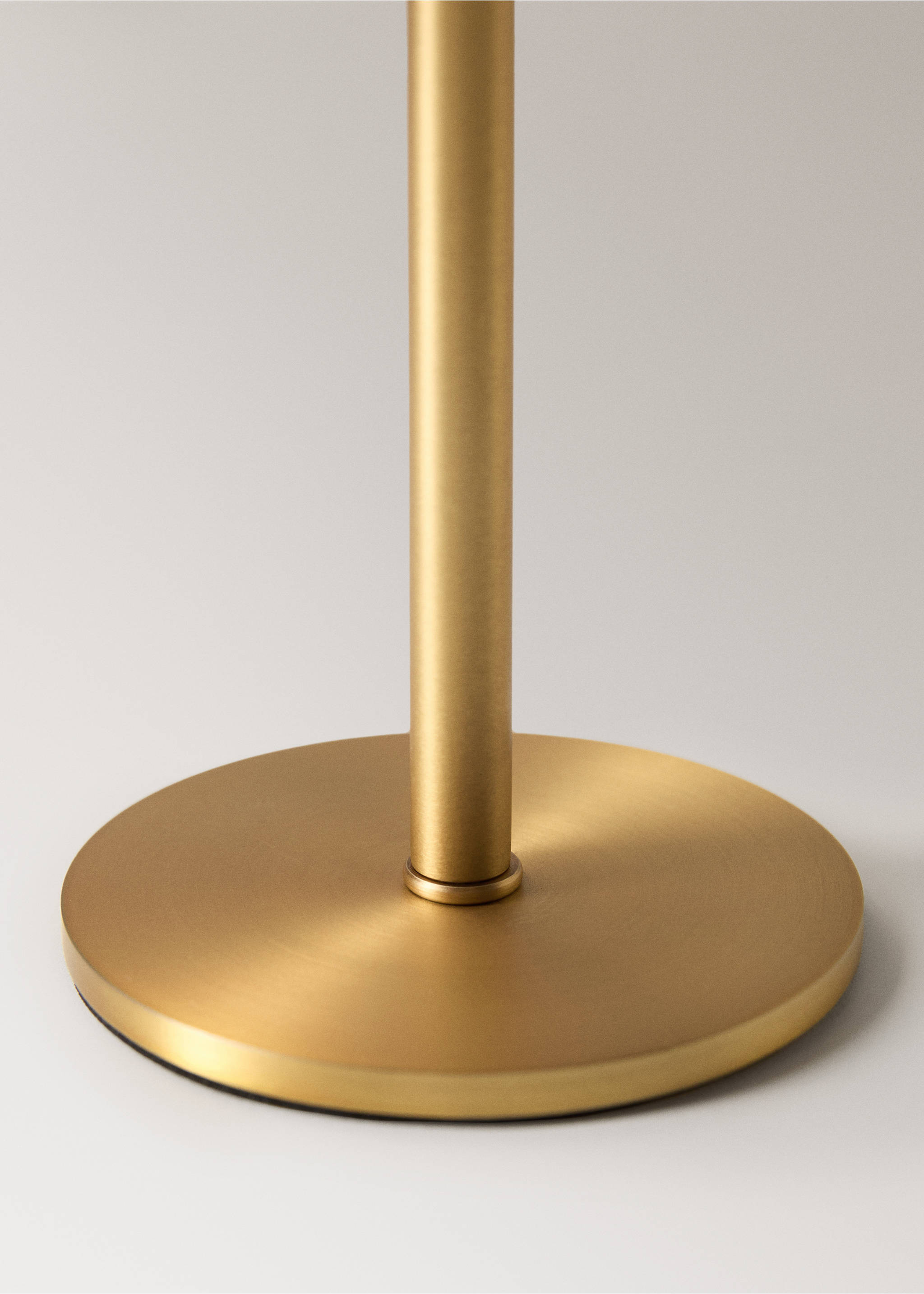 Tactile metal table lamp - Details of the article 2, Gold. Ref: 17026726-00.