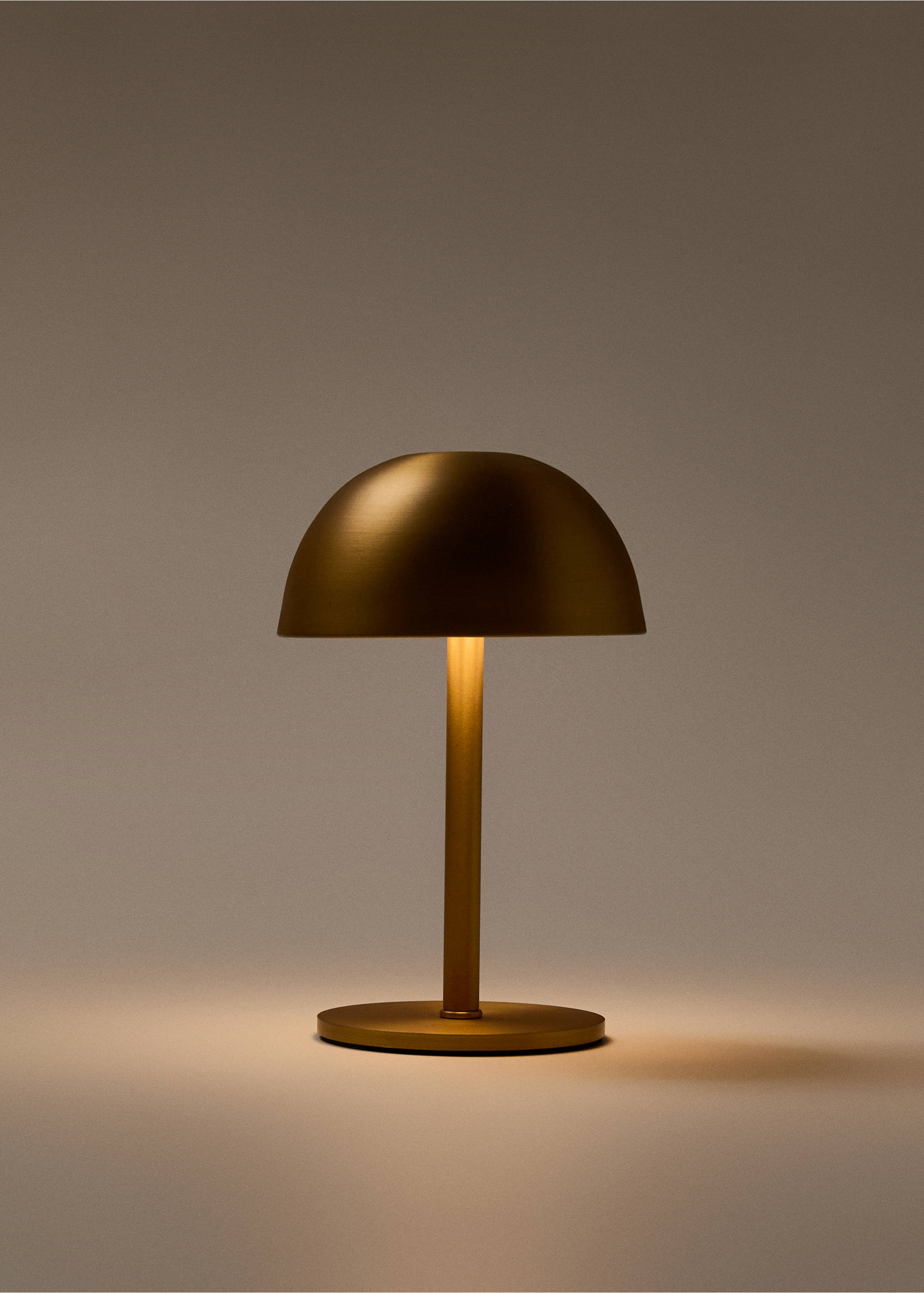 Tactile metal table lamp - Details of the article 4, Gold. Ref: 17026726-00.