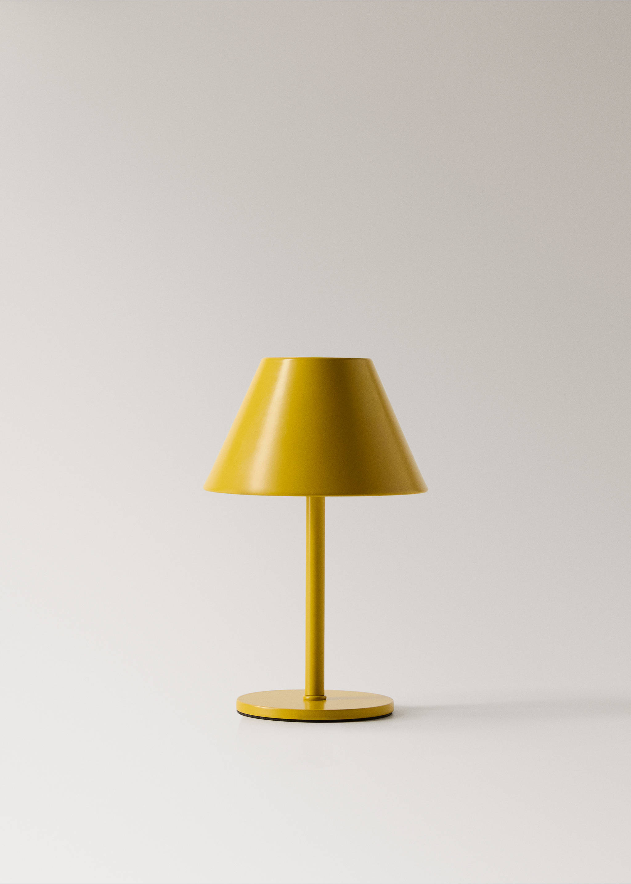 Metal table lamp - Article without model, Ochre. Ref: 17026727-00.