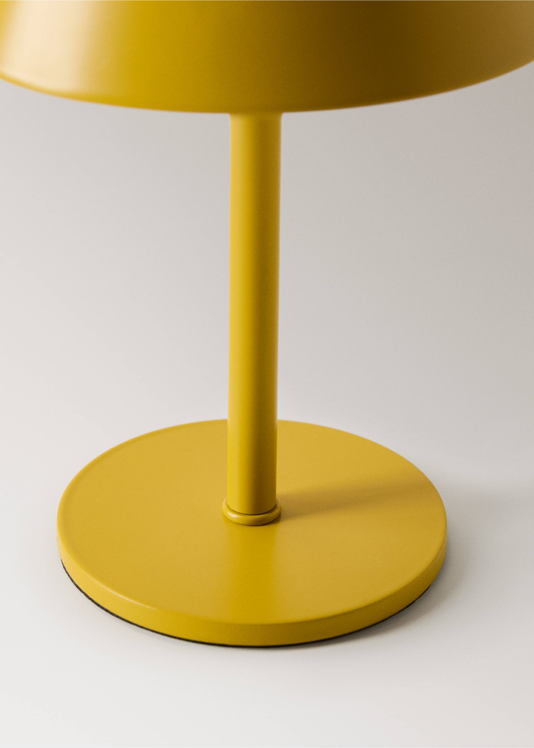 Metal table lamp - Details of the article 2, Ochre. Ref: 17026727-00.