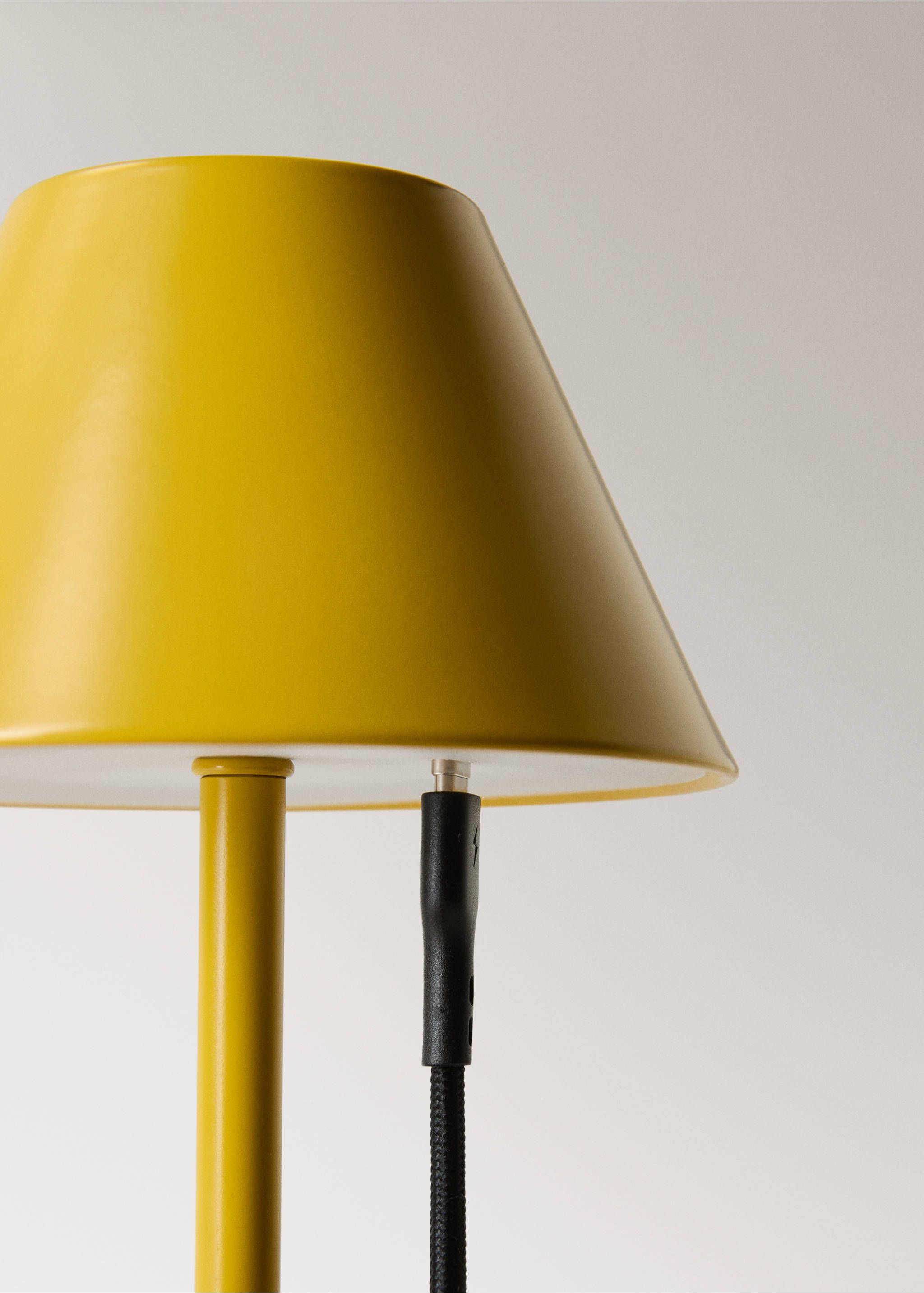 Metal table lamp - Details of the article 3, Ochre. Ref: 17026727-00.