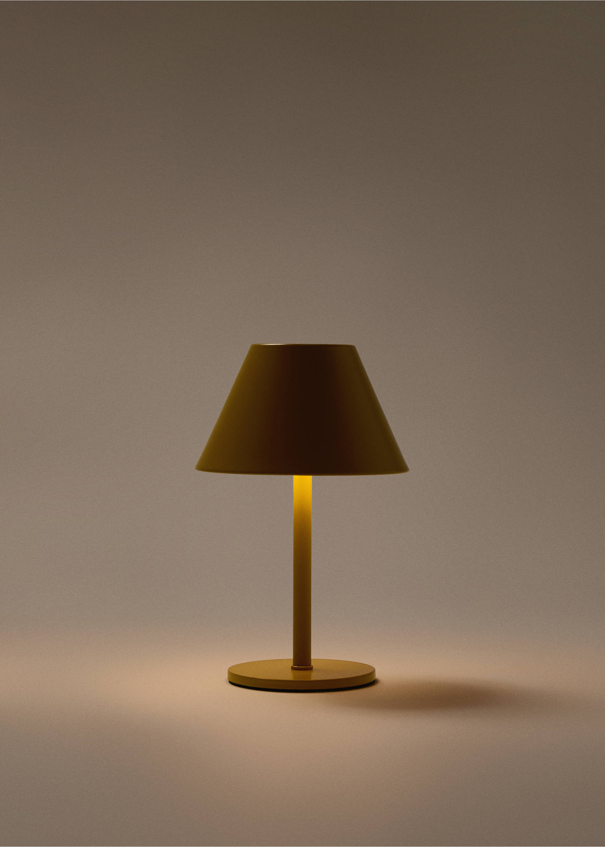 Metal table lamp - Details of the article 4, Ochre. Ref: 17026727-00.
