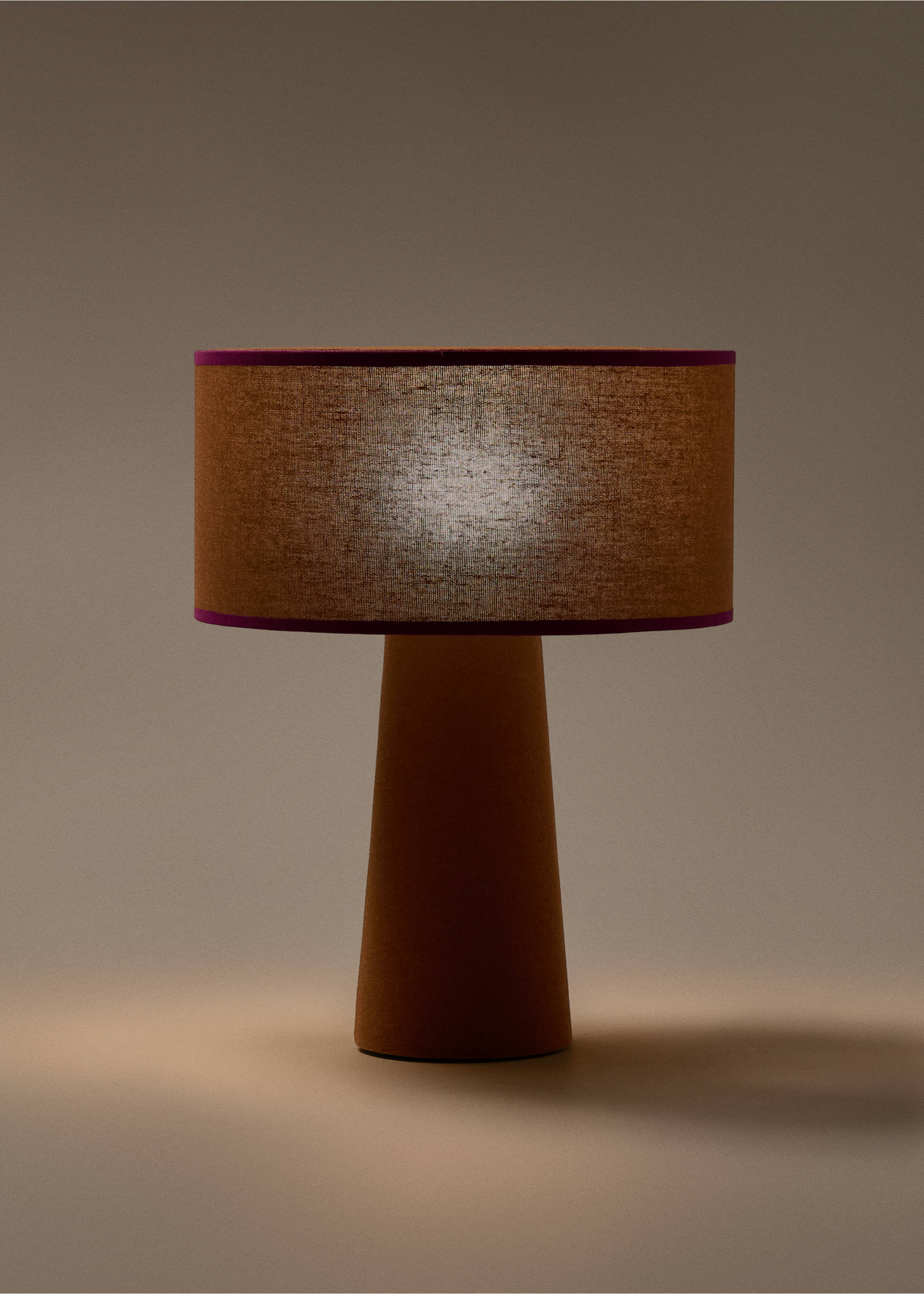 Mittlere Tischlampe aus Gewebe - Detail des Artikels 4, Mittelbraun. Ref: 17026728-00.