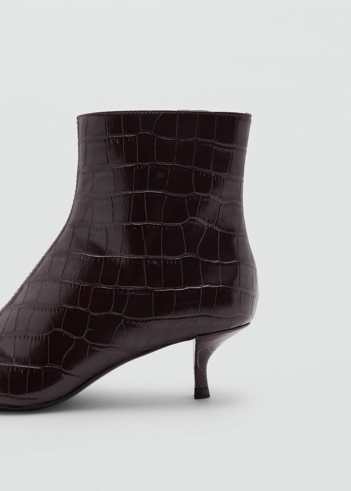 Croc-effect pointed-toe ankle boots — Chocolate