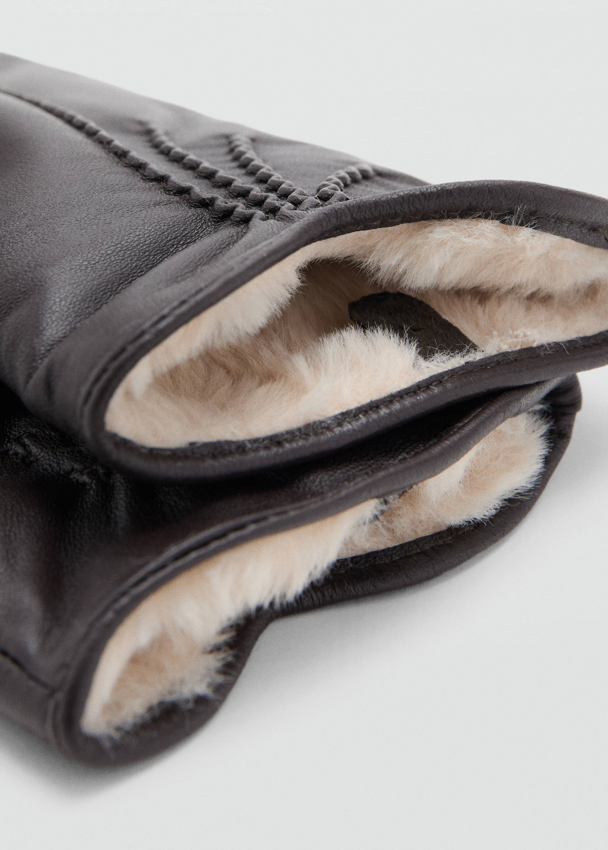 Gants en simili-cuir - Plan moyen