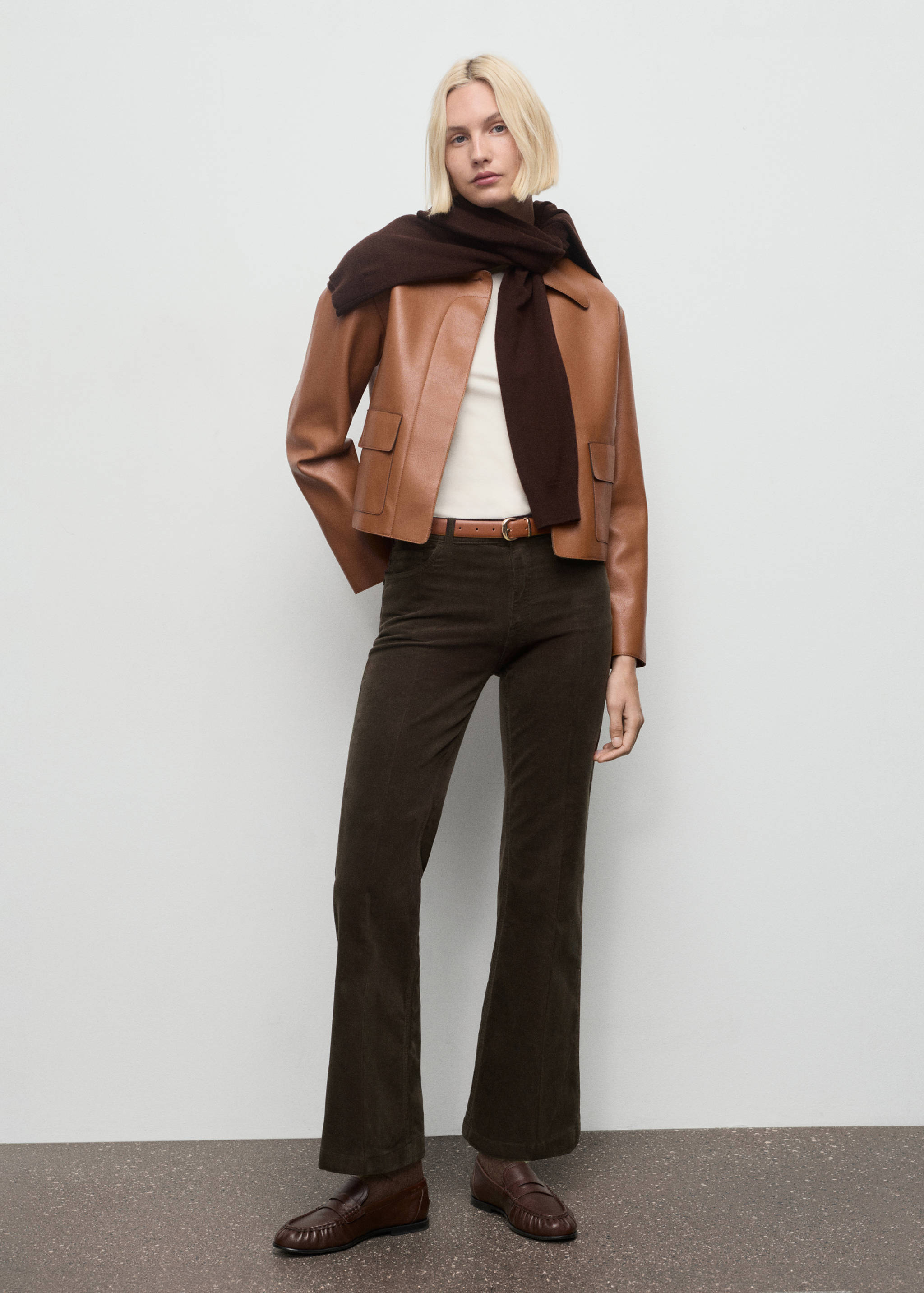 Calças de ganga flare de bombazina - Plano geral