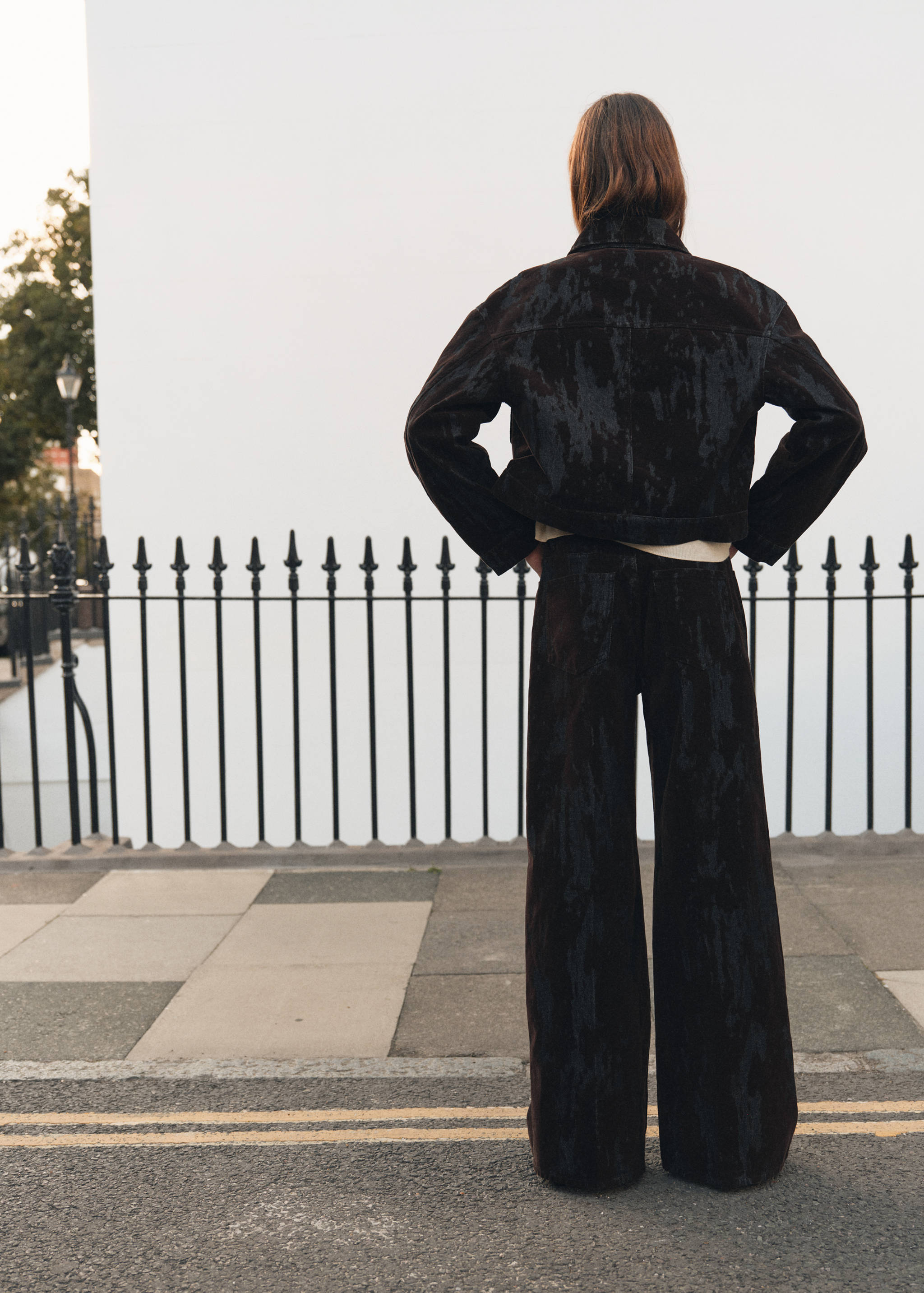 Wide leg devoré jeans - Reverse of the article