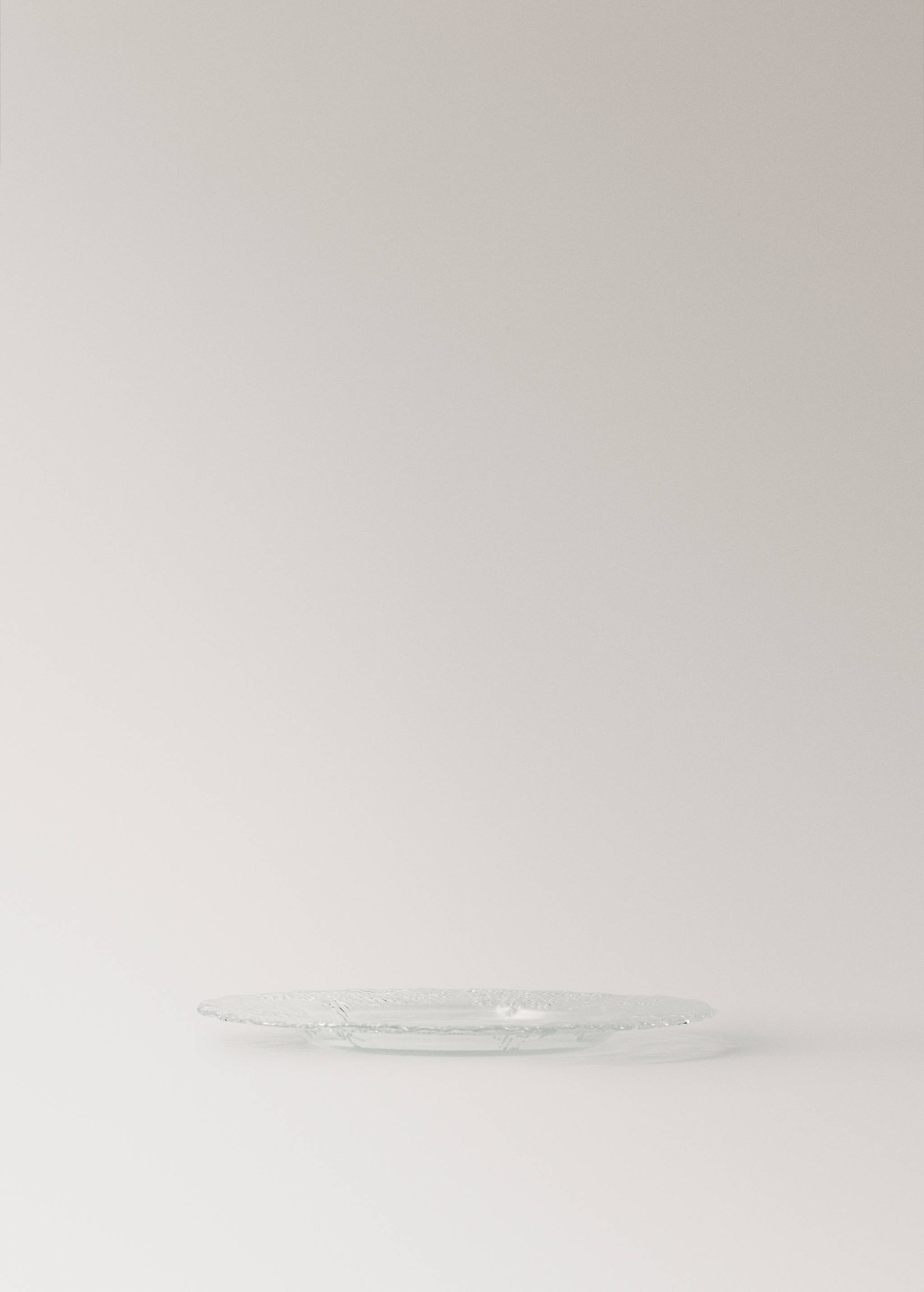 Glass dessert plate with rim detail - Details of the article 1