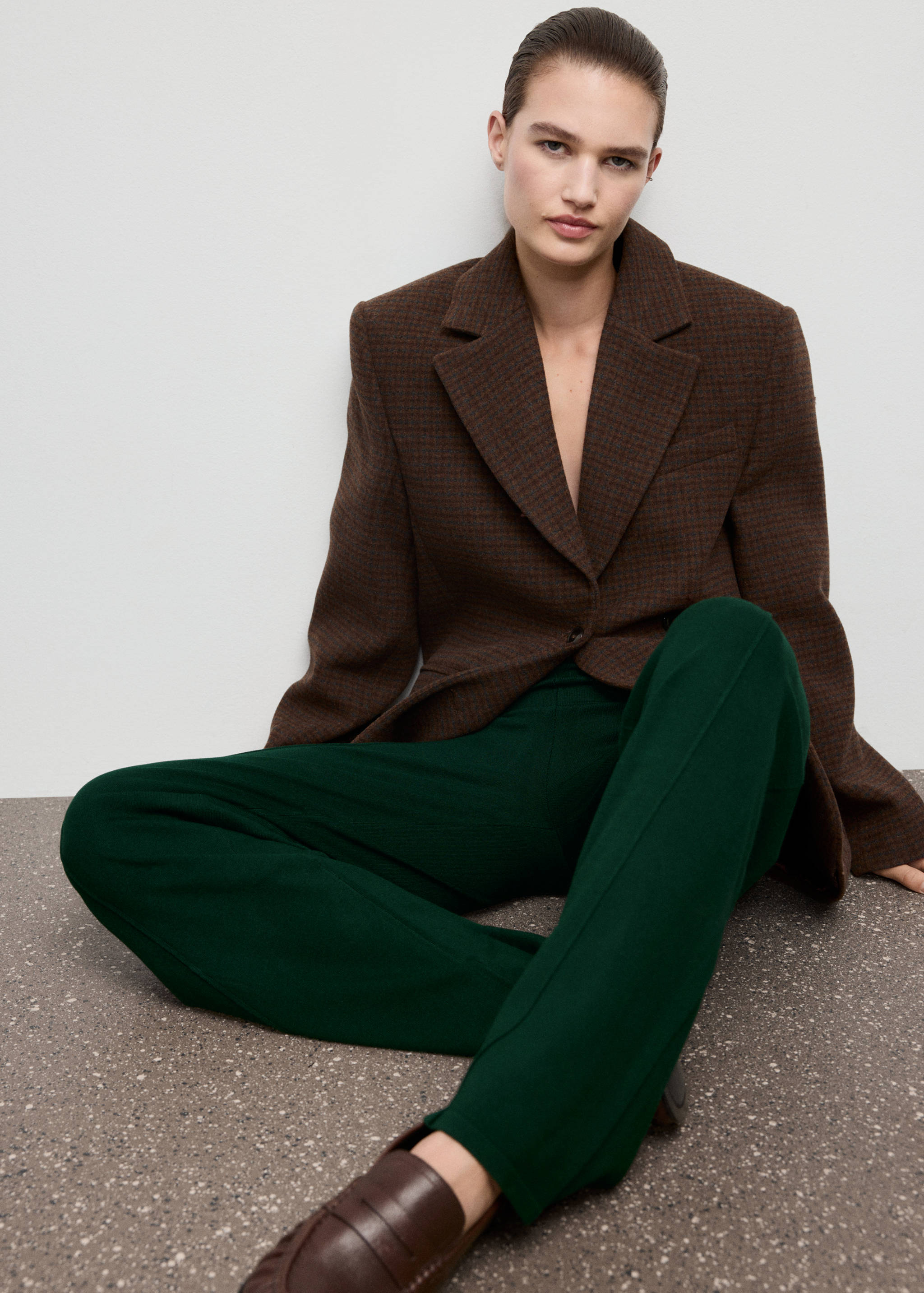 Knitted trousers with stitching detail - Details of the article 2