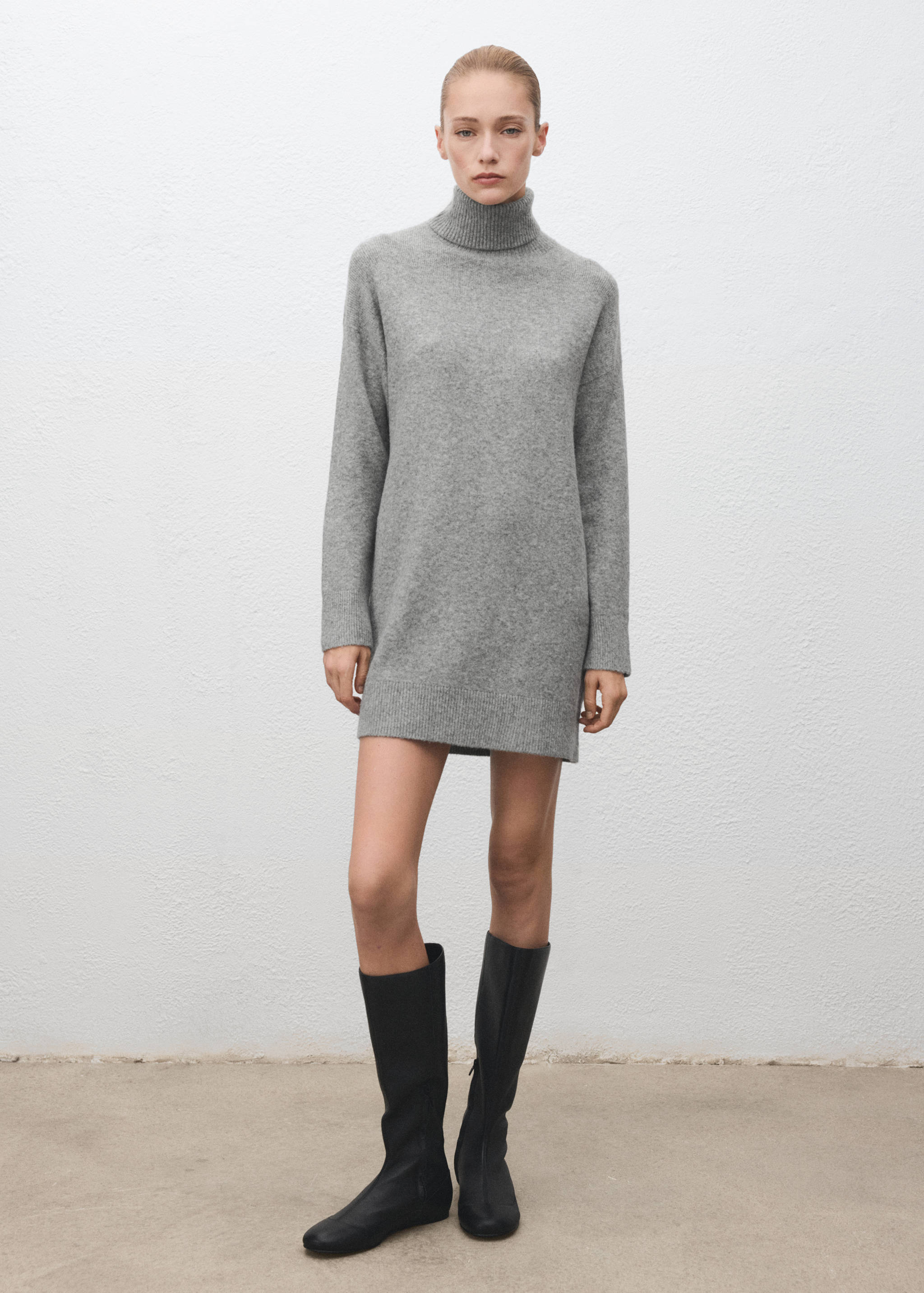 Knitted turtleneck dress - General plane