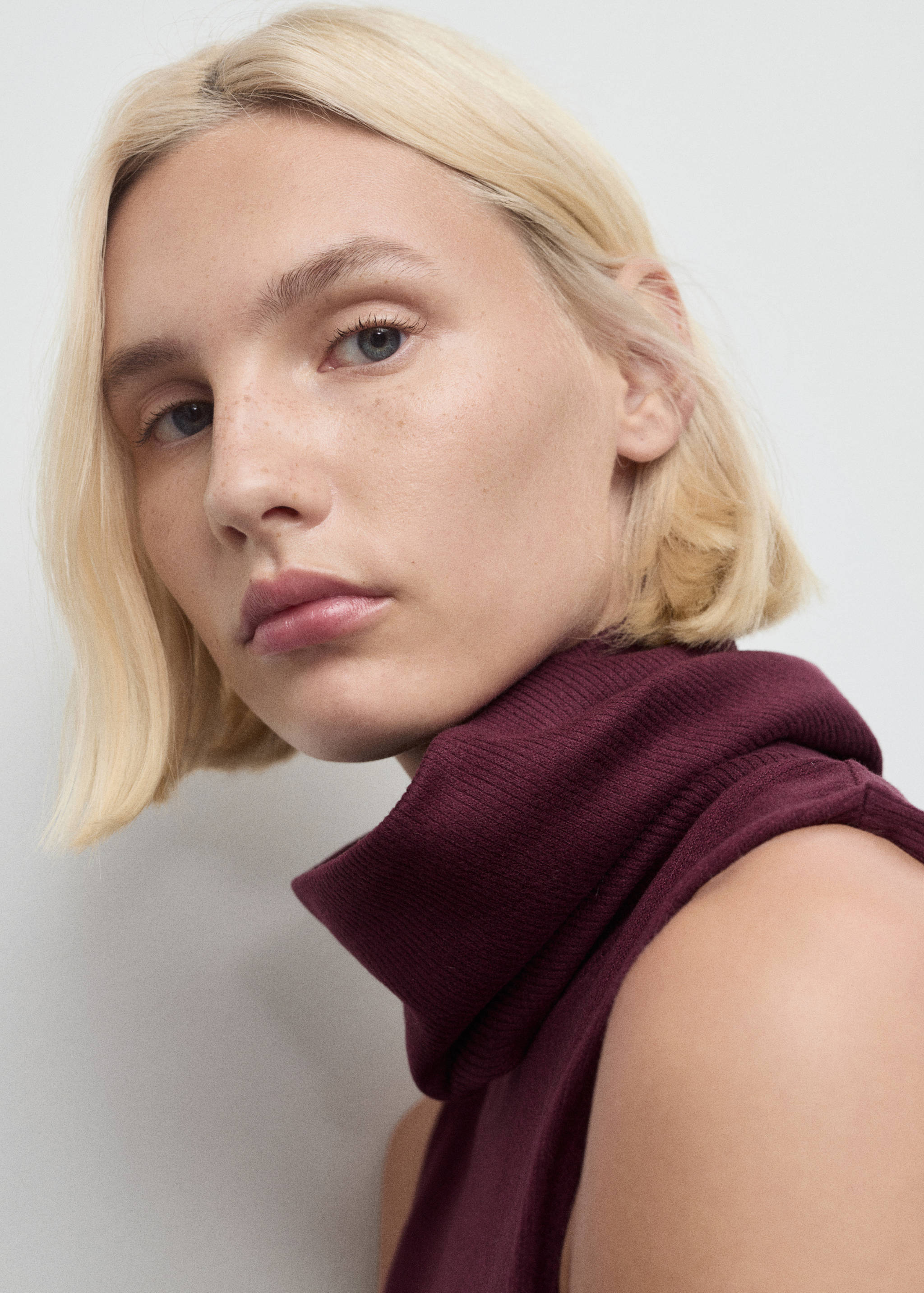 Dress with combined funnel neck - Details of the article 1