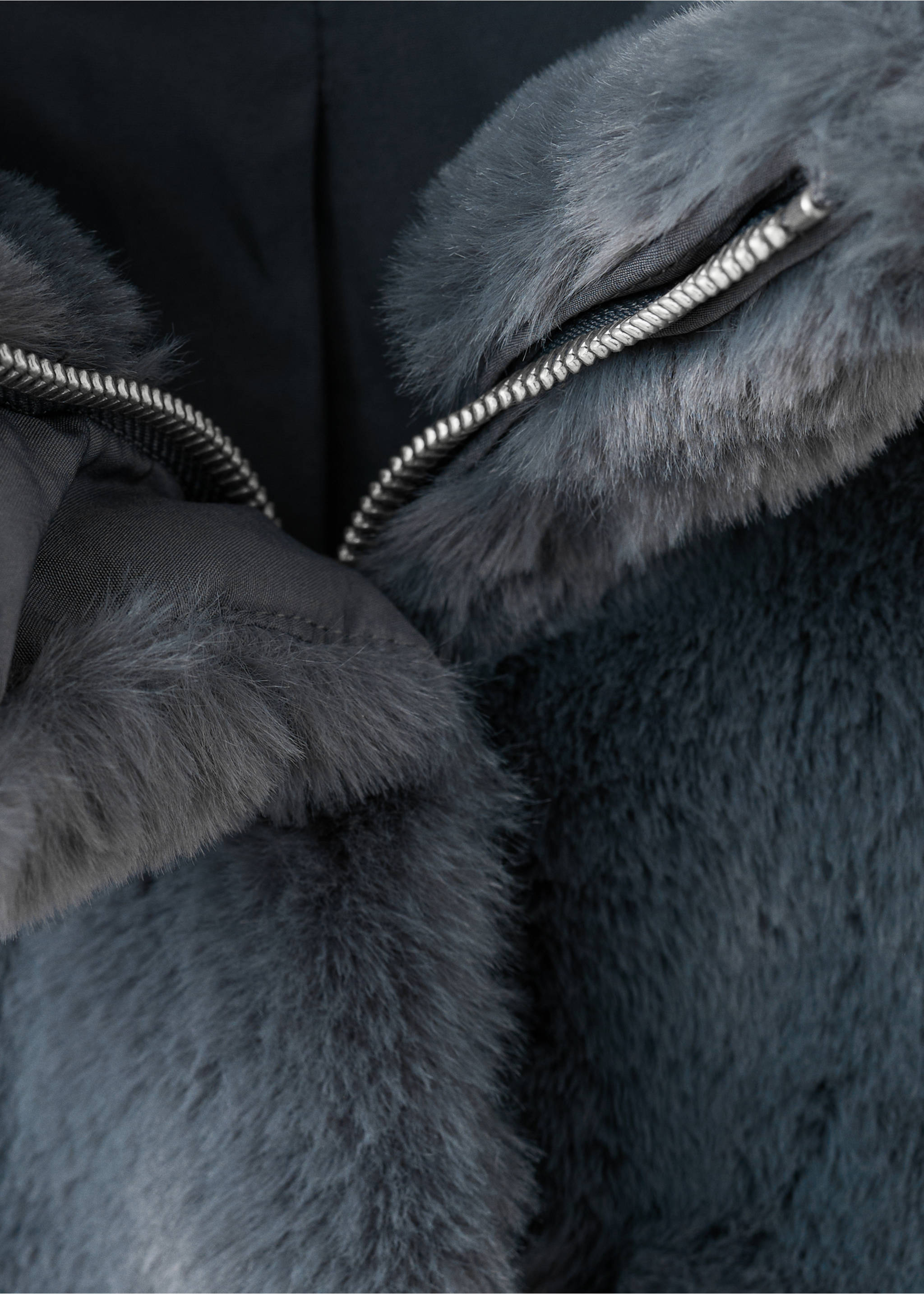 Manteau fausse fourrure - Détail de l'article 8, Gris. Ref: 17027883-00.