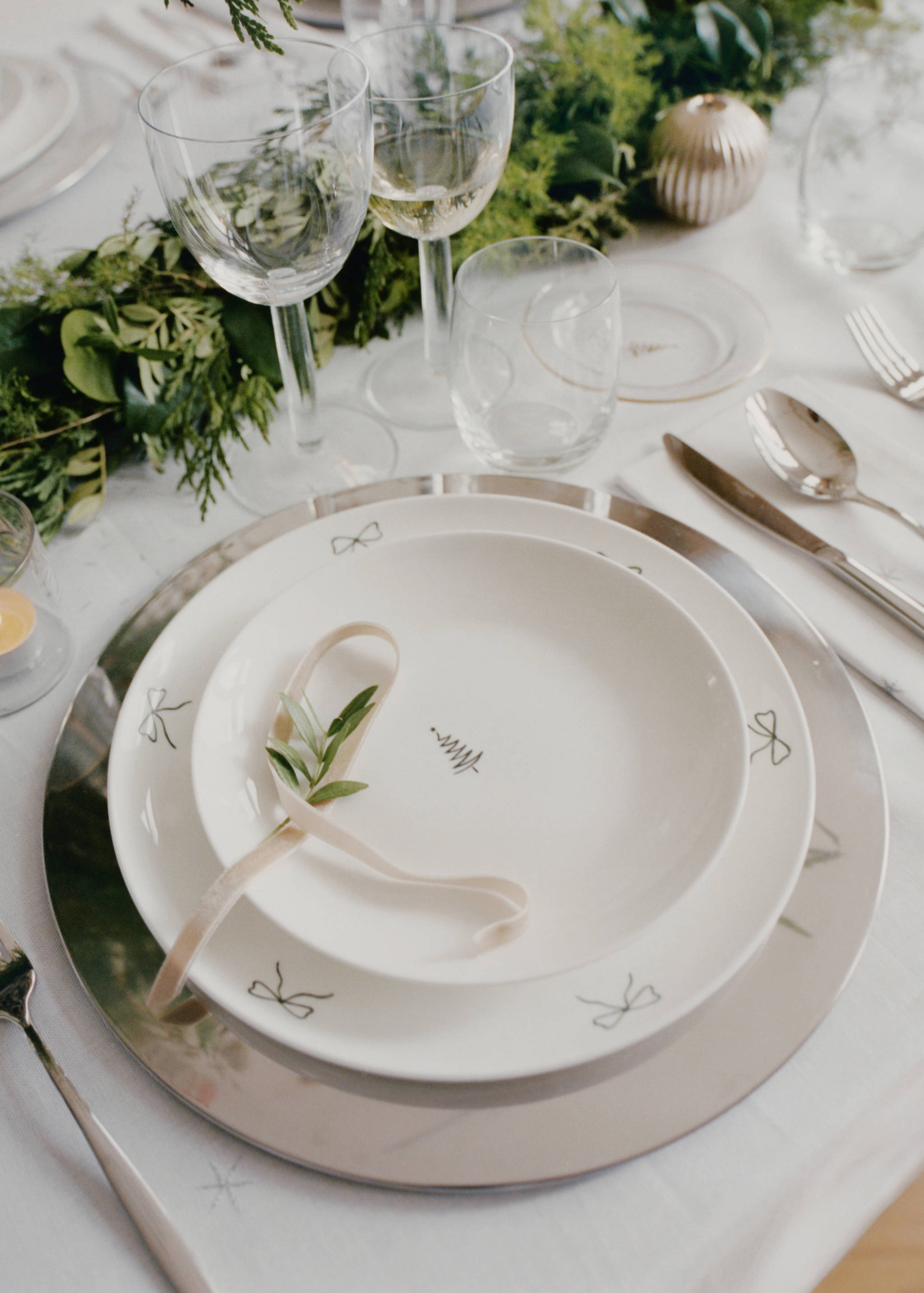 Bone china dessert plate with Christmas tree motif - Details of the article 6