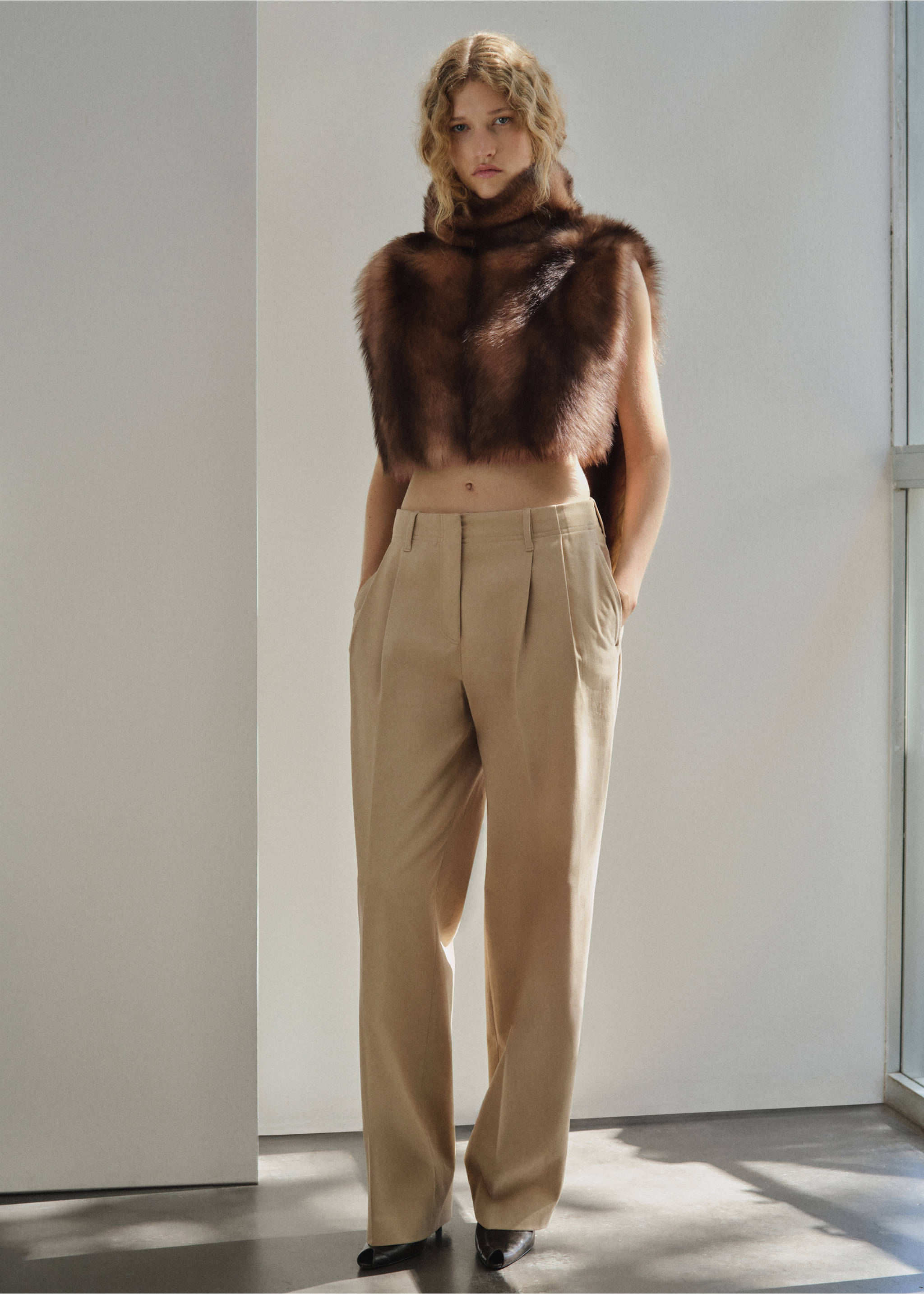 Pantalon denim droit à pinces - Plan général, Beige. Ref: 17027912-00.