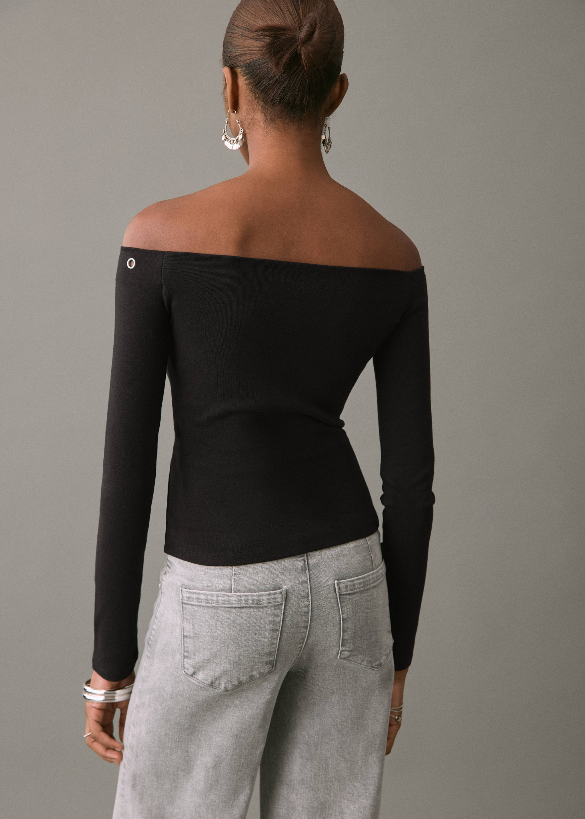 Csónaknyakú póló szegecsekkel - A cikk hátulja