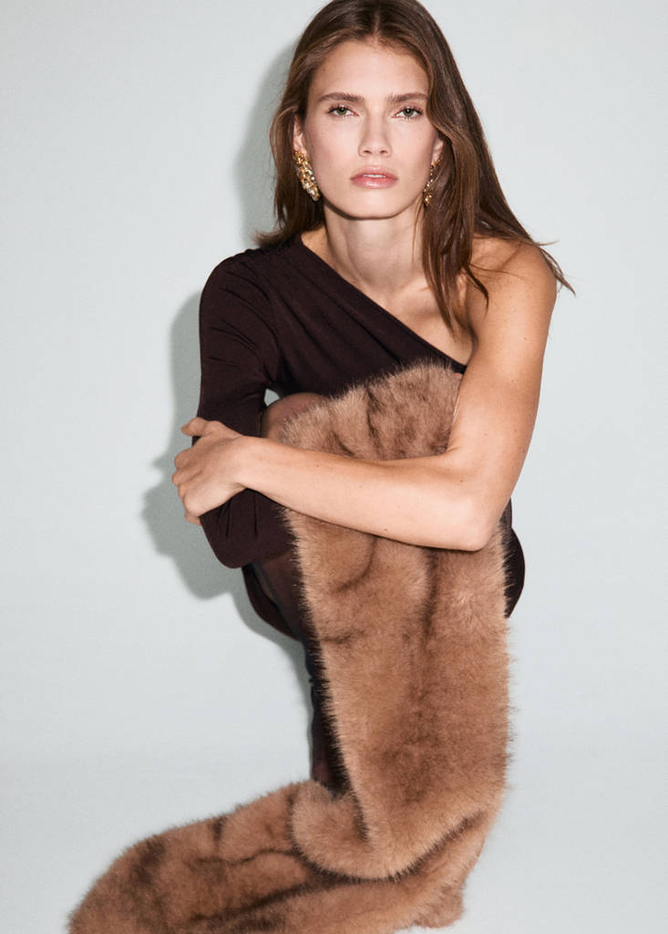 Fine-knit dress with asymmetrical sleeves — Chocolate