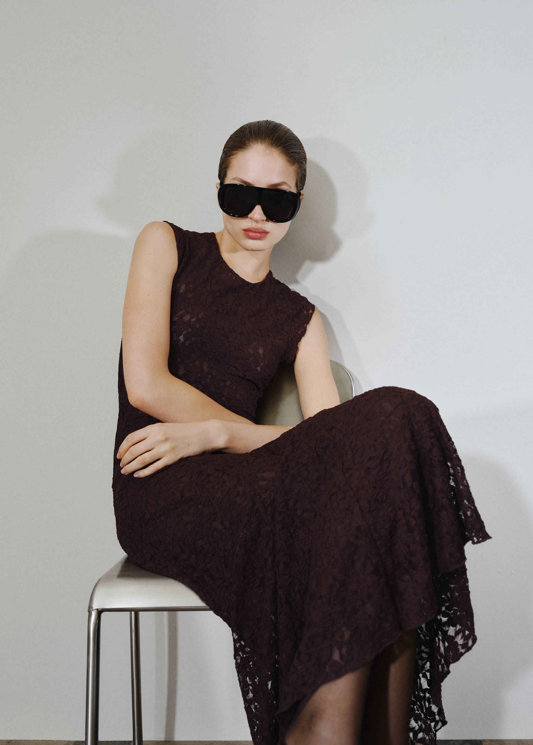 Robe dentelle asymétrique - Plan moyen