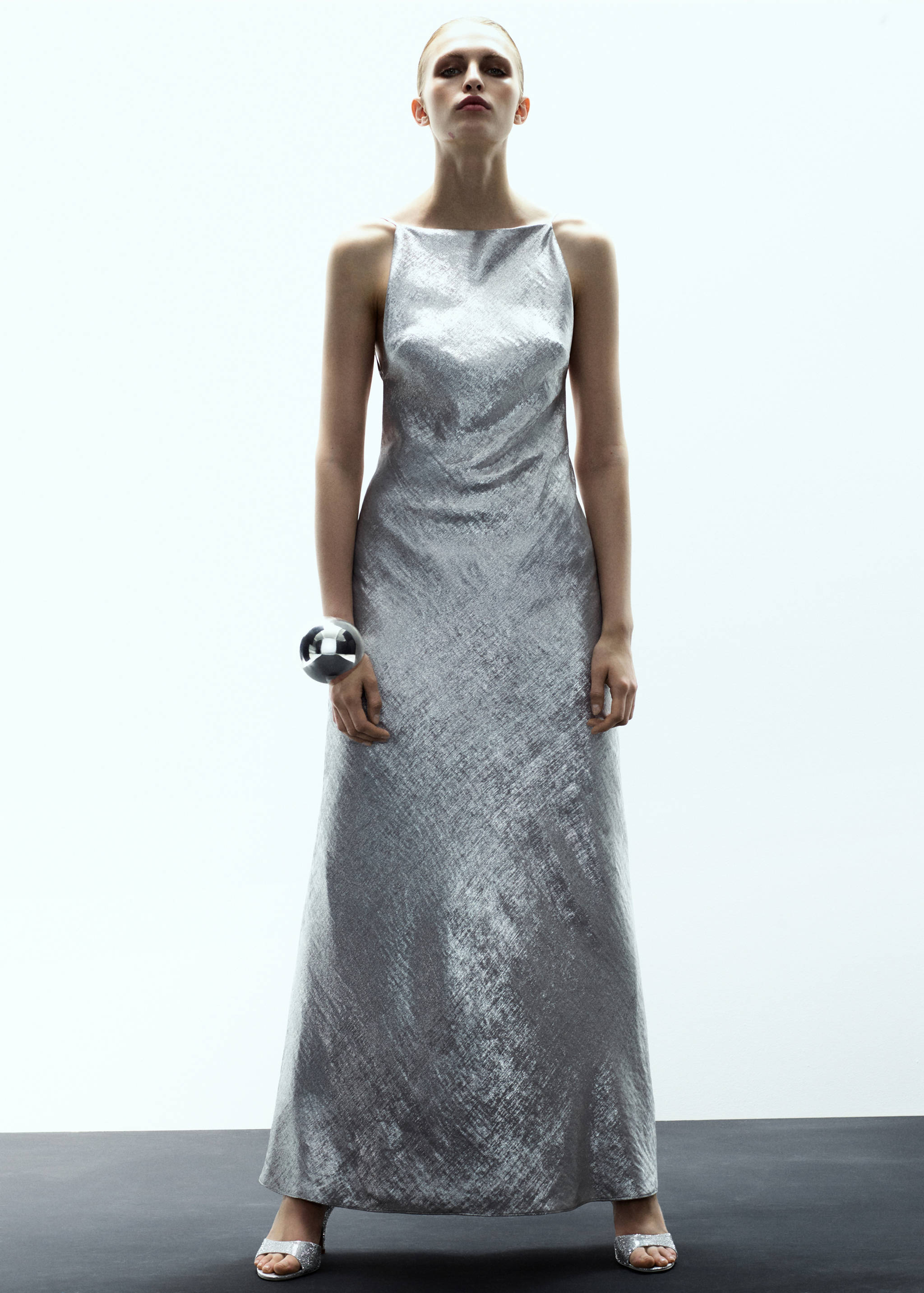 Robe métallisée dos nu - Plan général