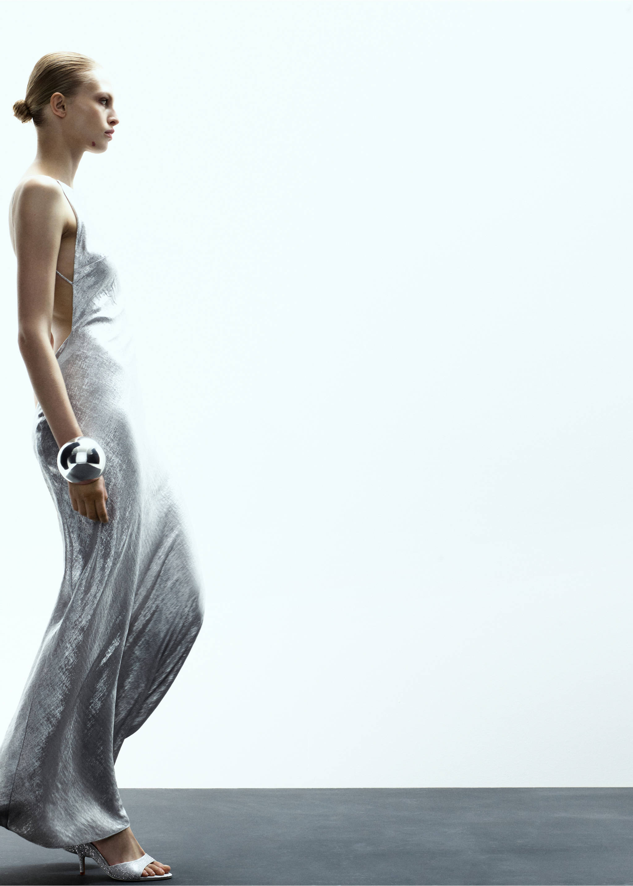 Metallic open-back dress - Details of the article 2, Silver. Ref: 17029118-00.