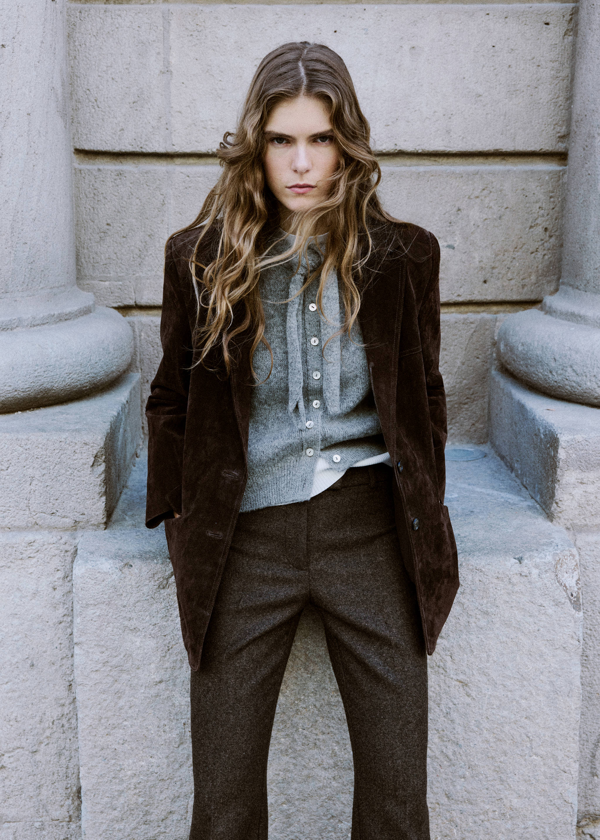 Cardigan nœud col - Plan moyen