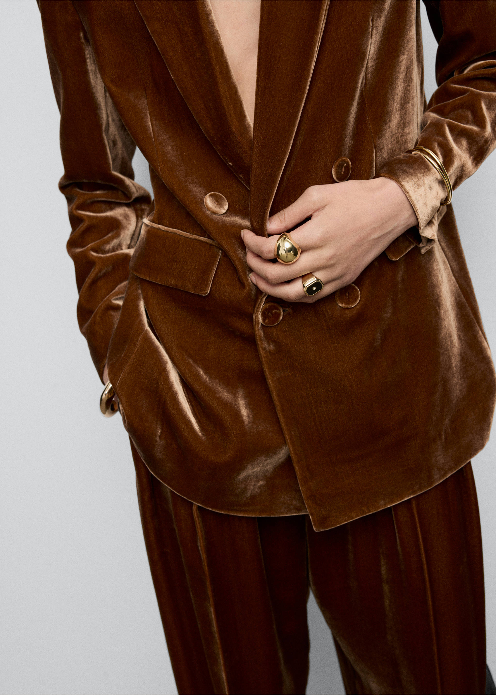 Double-breasted velvet suit jacket - Details of the article 2, Caramel. Ref: 17029410-00.