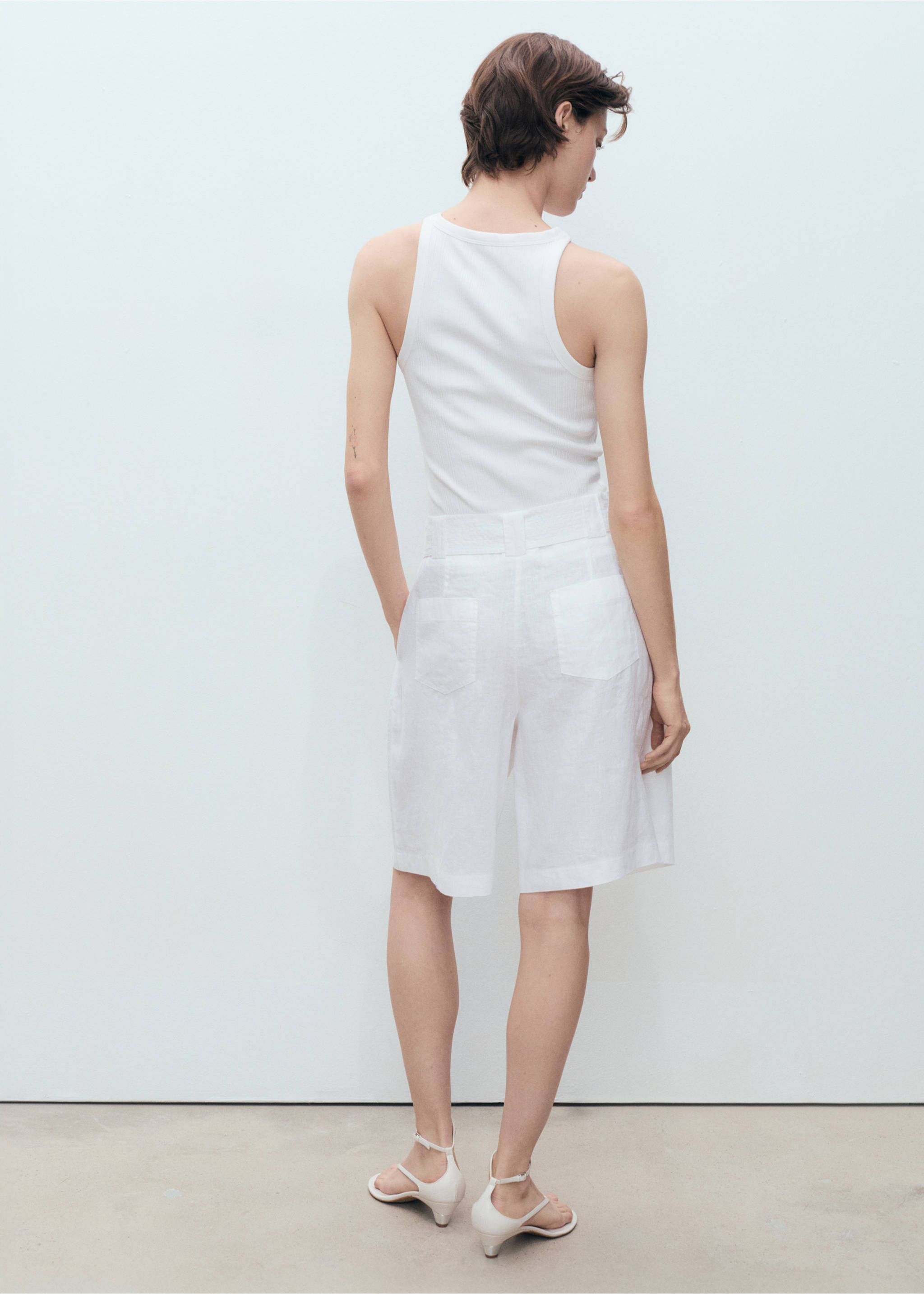 Bermuda lin ceinture - Verso de l’article, Blanc. Ref: 17031126-00.