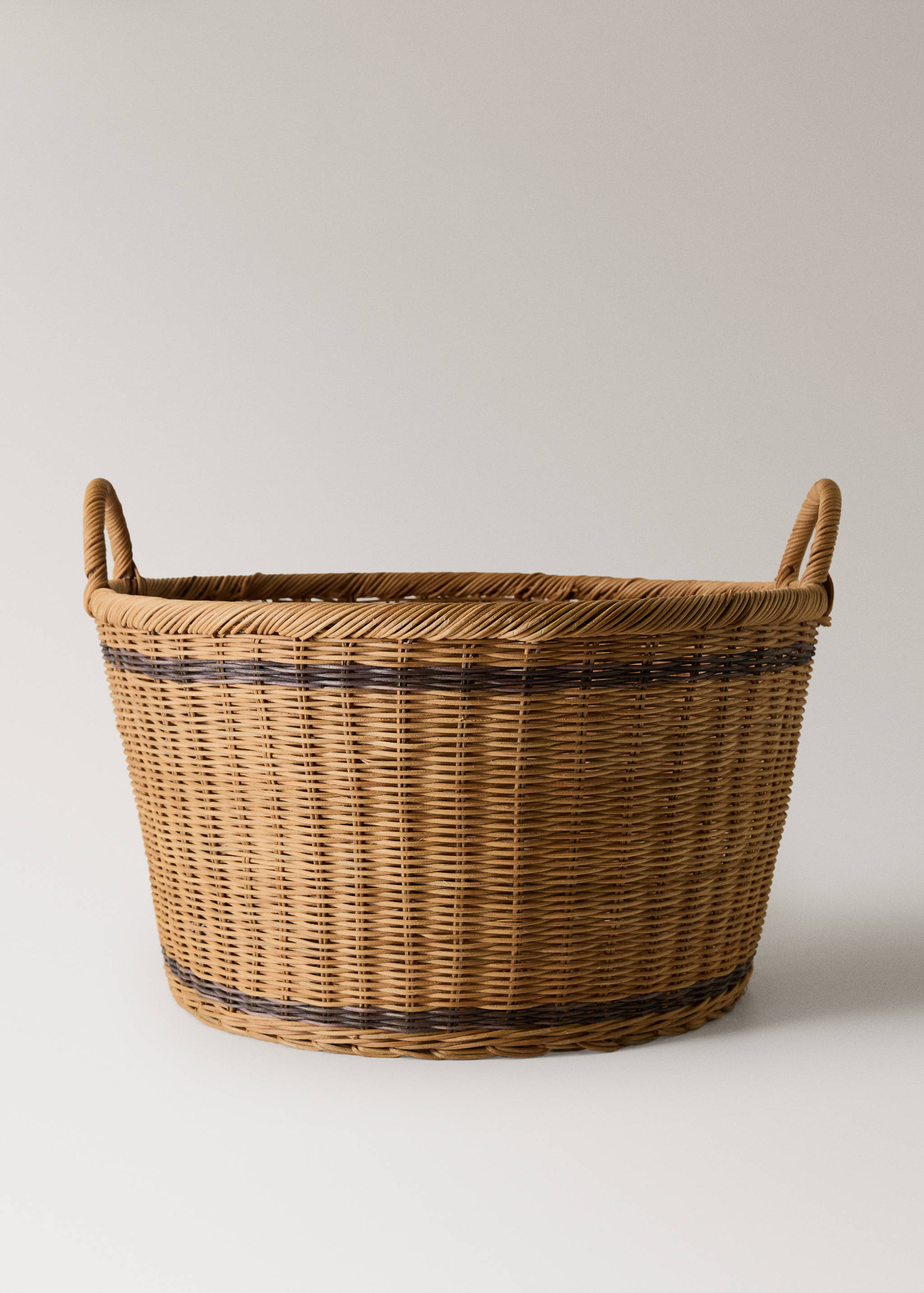 Large round rattan basket with handles - Article without model