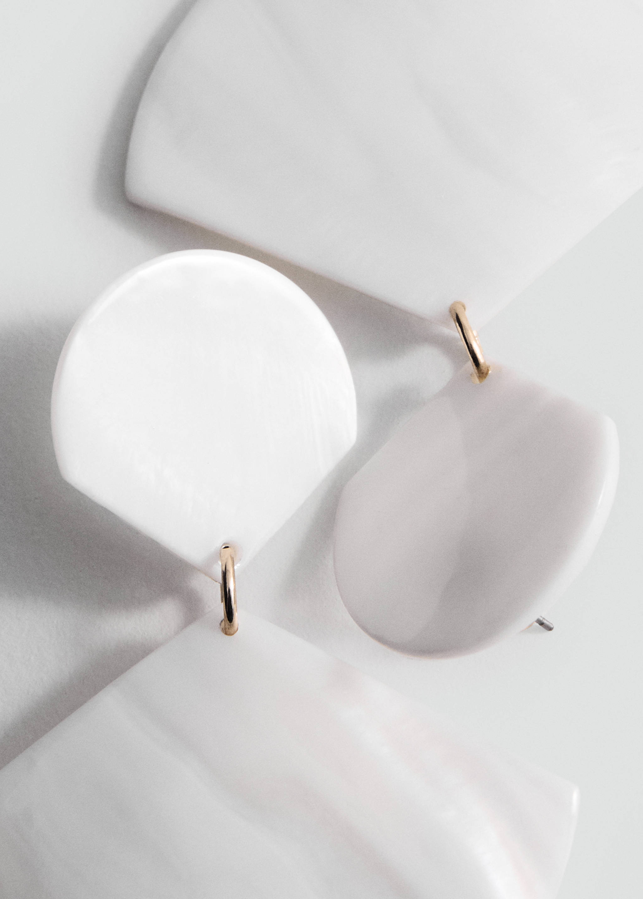 Shell pendant earrings - Details of the article 1