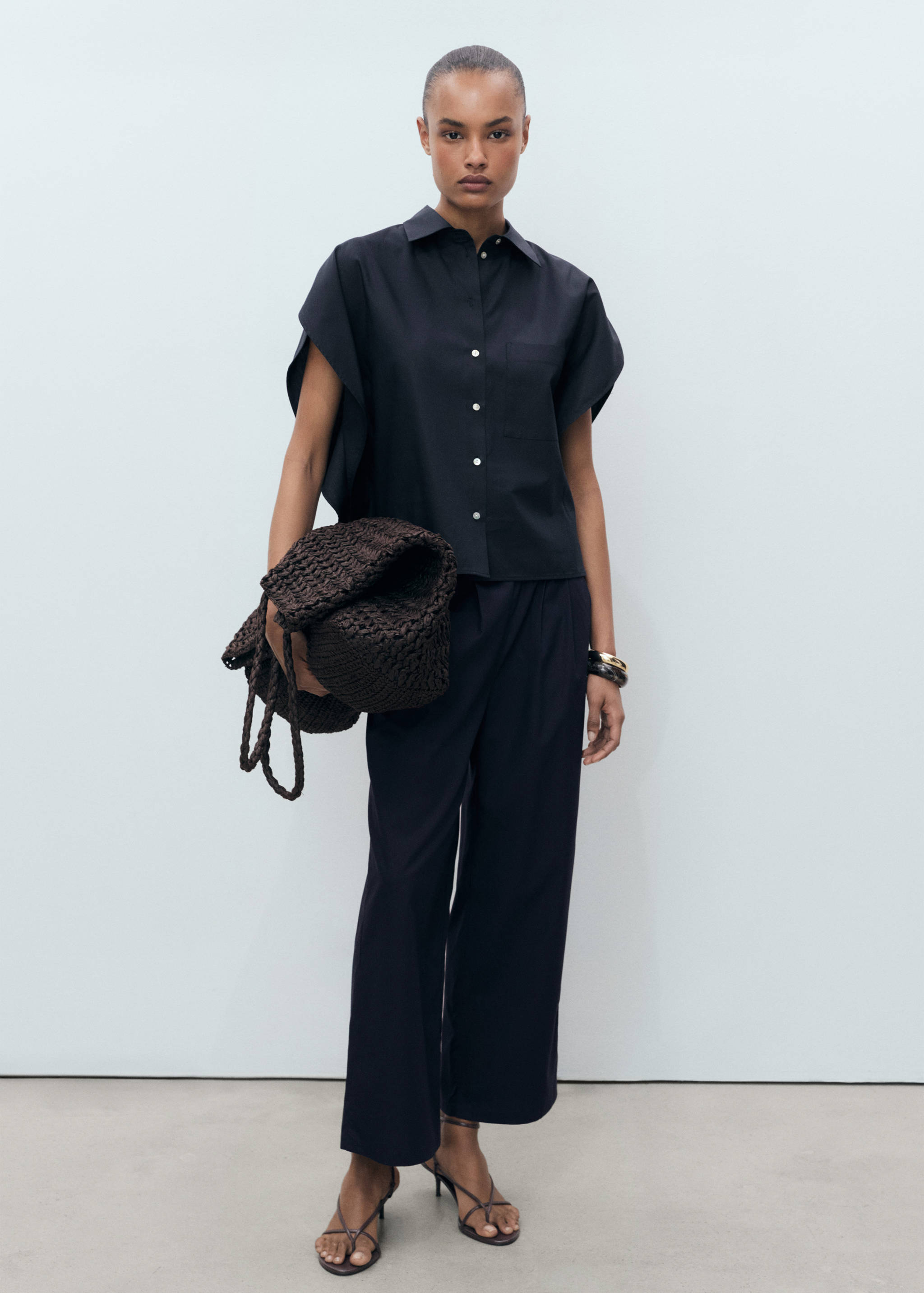 Koszula oversize z krótkim rękawem - Plan ogólny