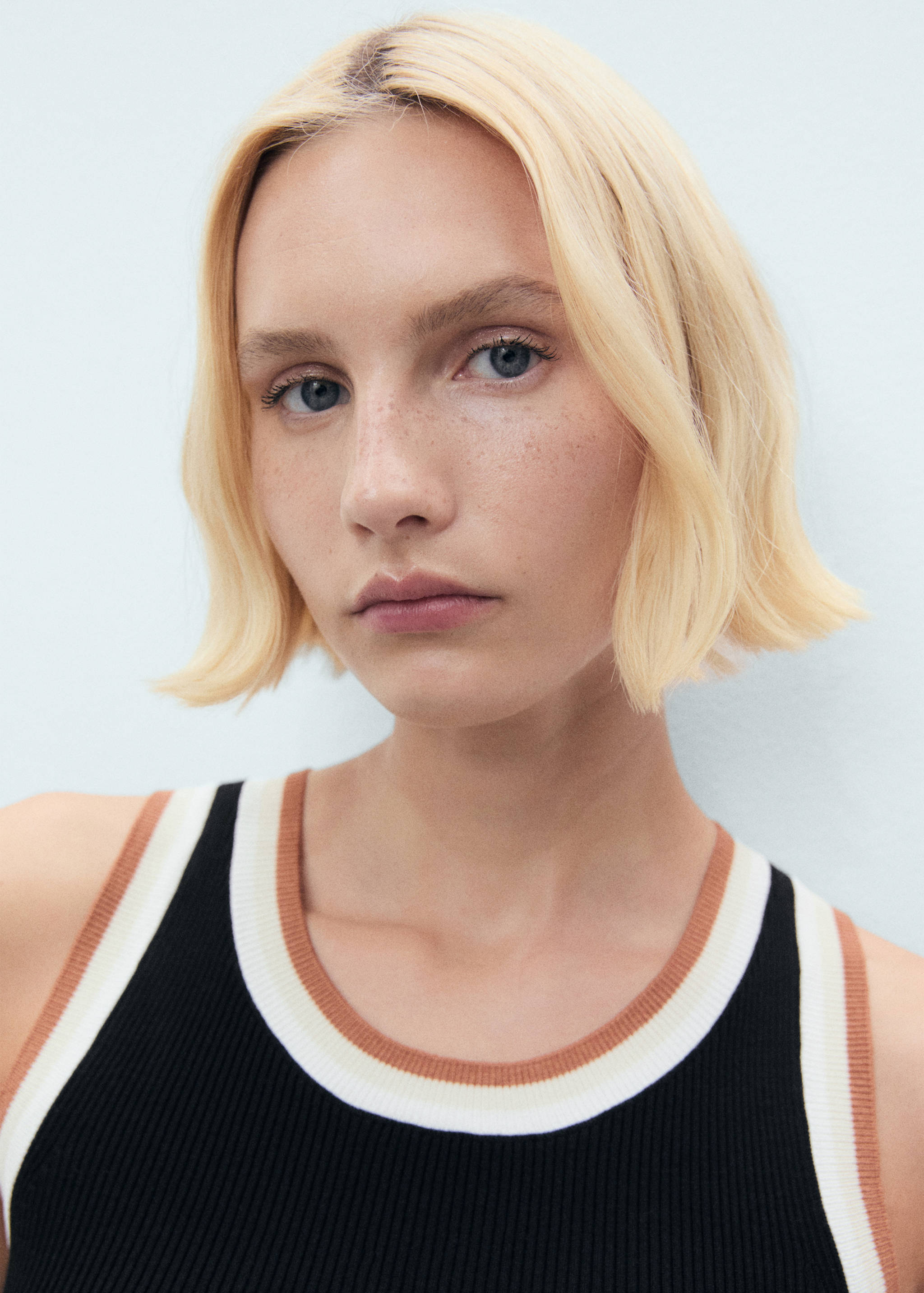 Knitted top with contrast details - Details of the article 1