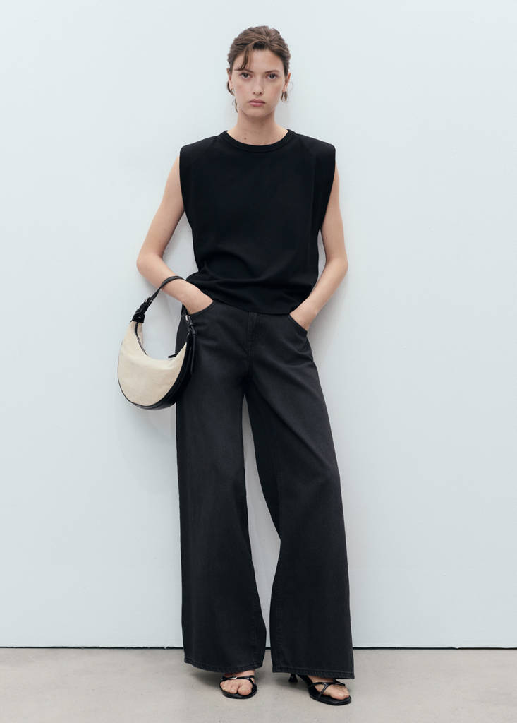 Short-sleeved t-shirt with shoulder pads — Black