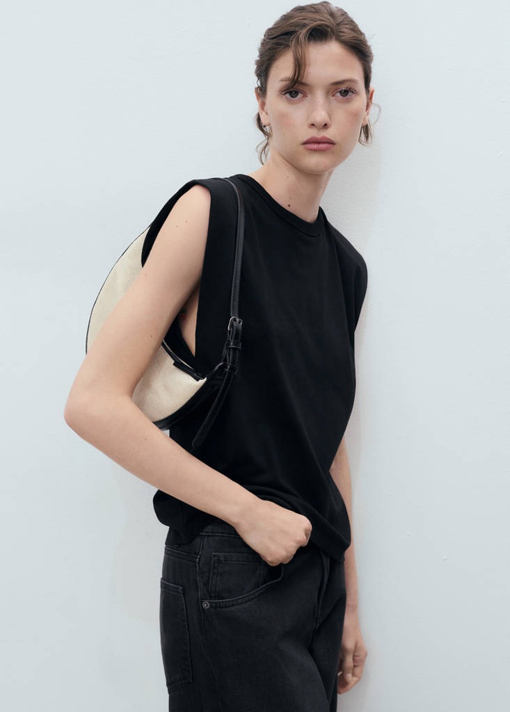 Short-sleeved t-shirt with shoulder pads — Black