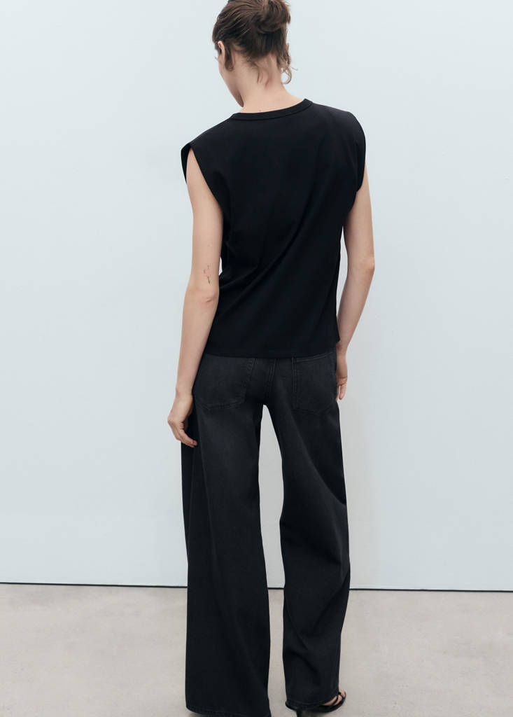 Short-sleeved t-shirt with shoulder pads — Black