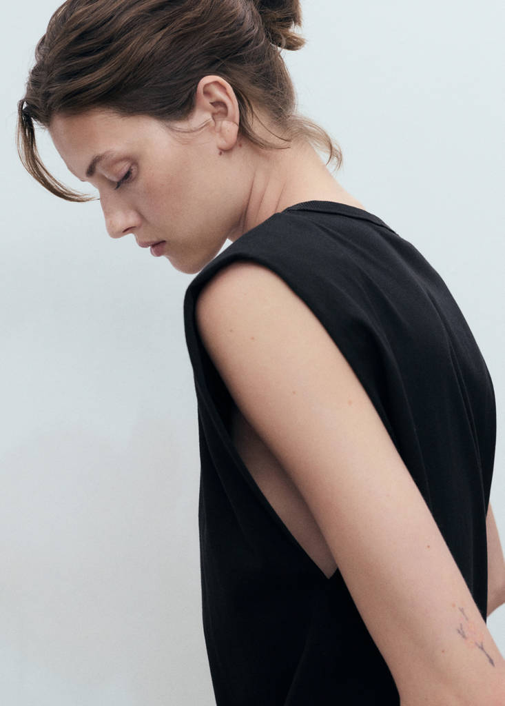 Short-sleeved t-shirt with shoulder pads — Black