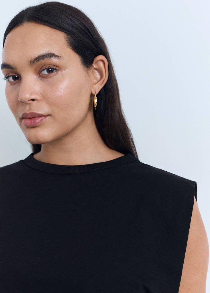 Short-sleeved t-shirt with shoulder pads — Black