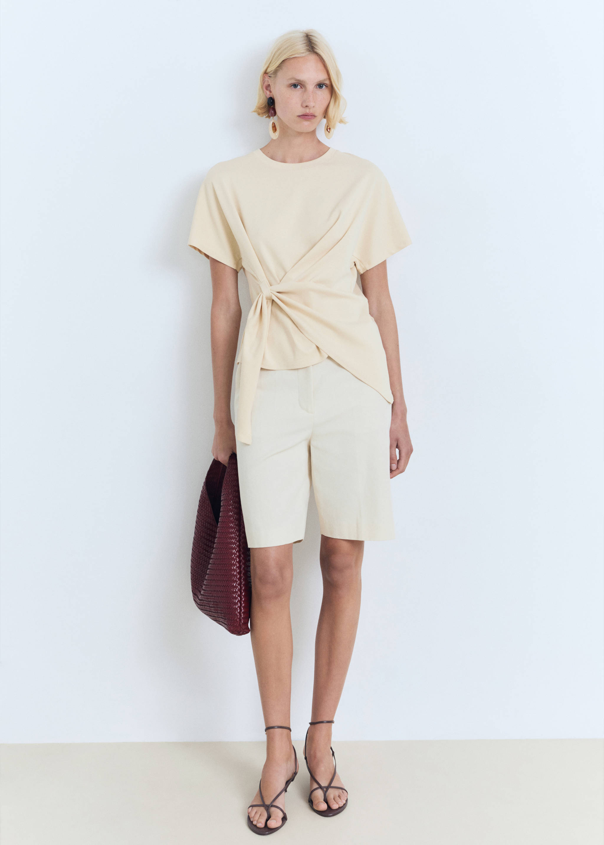 T-shirt de algodão com nó - Plano geral