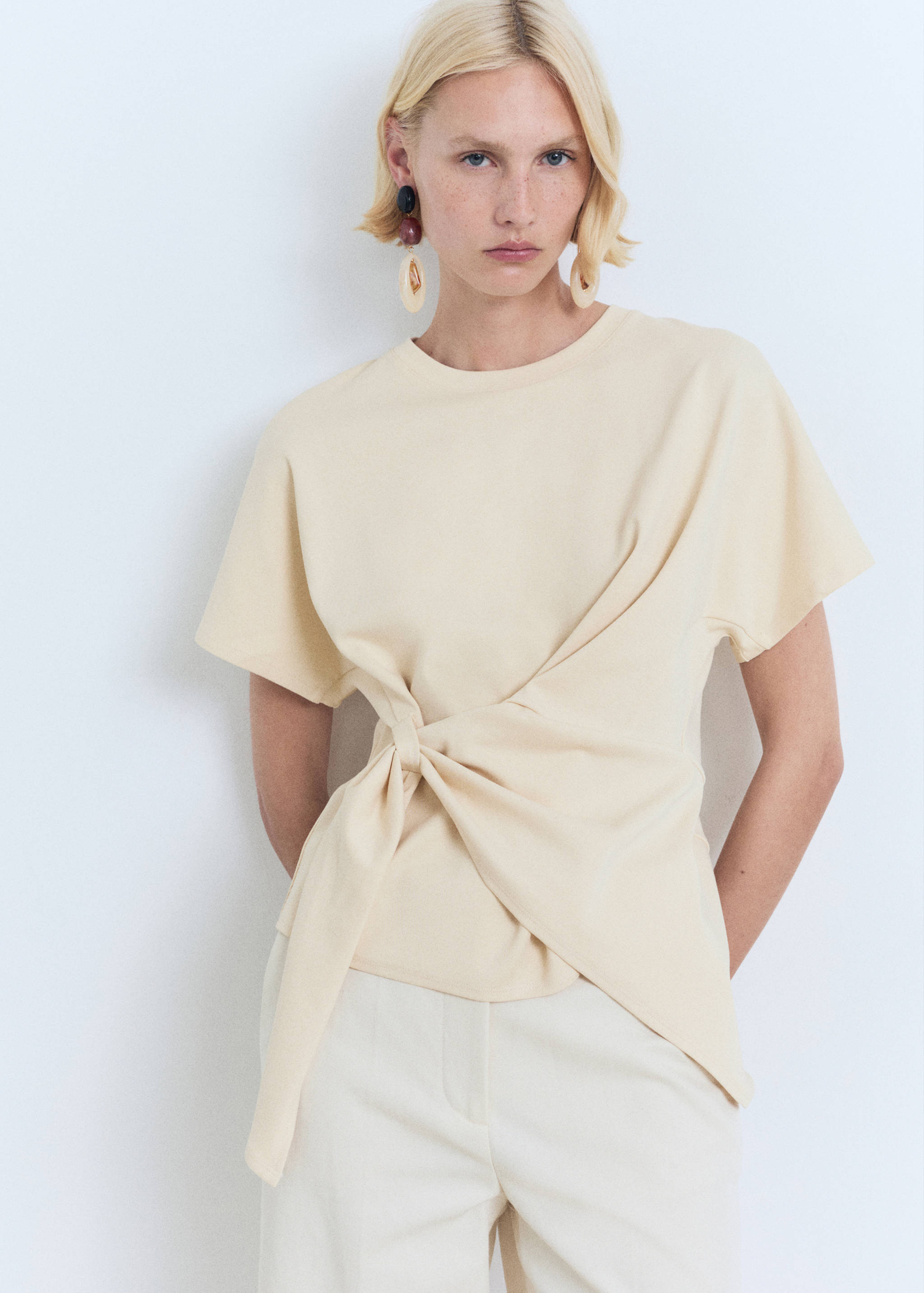 T-shirt de algodão com nó - Plano médio