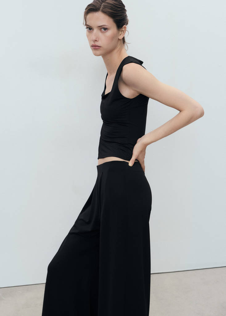 Fitted top with wide straps — Black