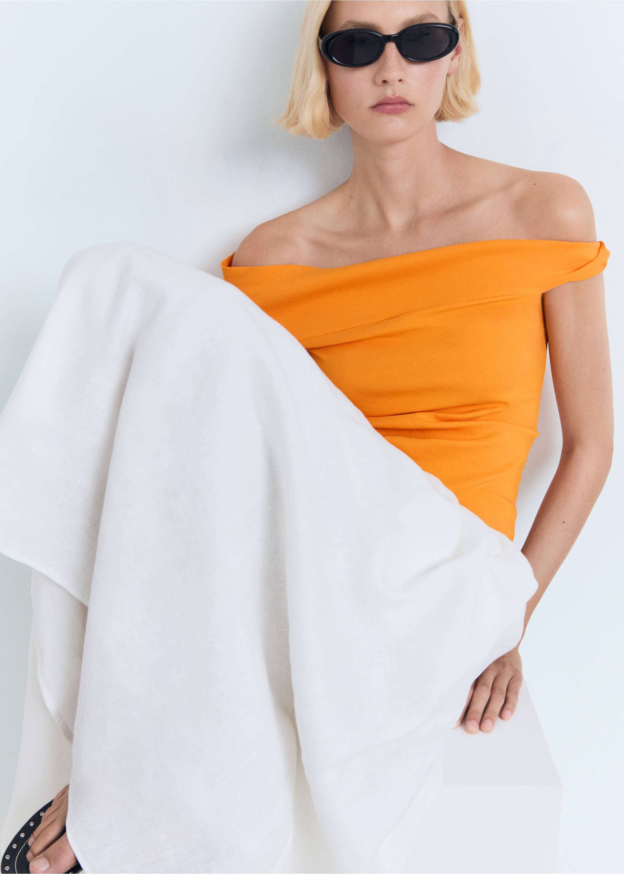 Asymmetrical strapless top - Details of the article 6, Orange. Ref: 17031221-00.