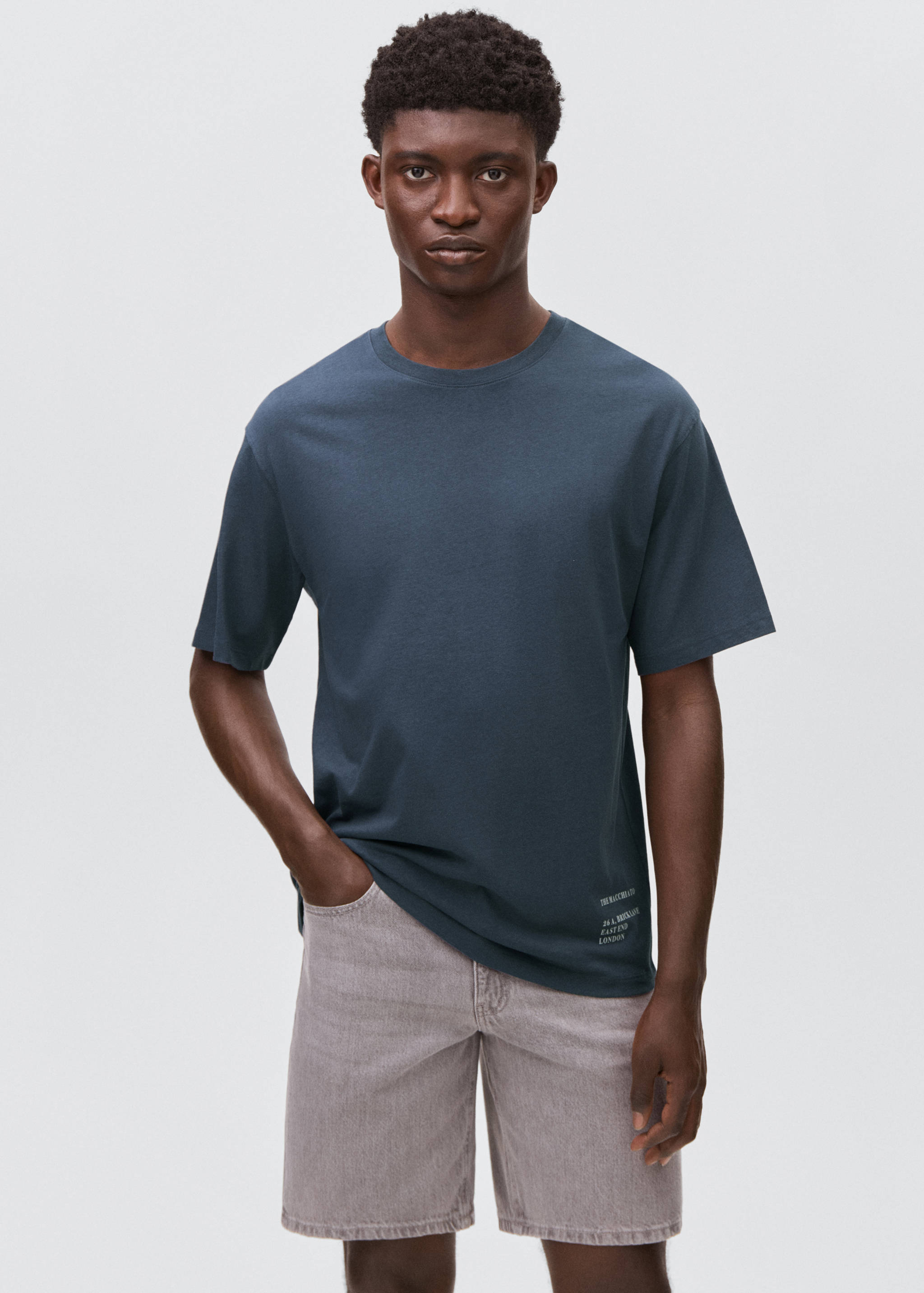 Футболка с принтом - Средний план