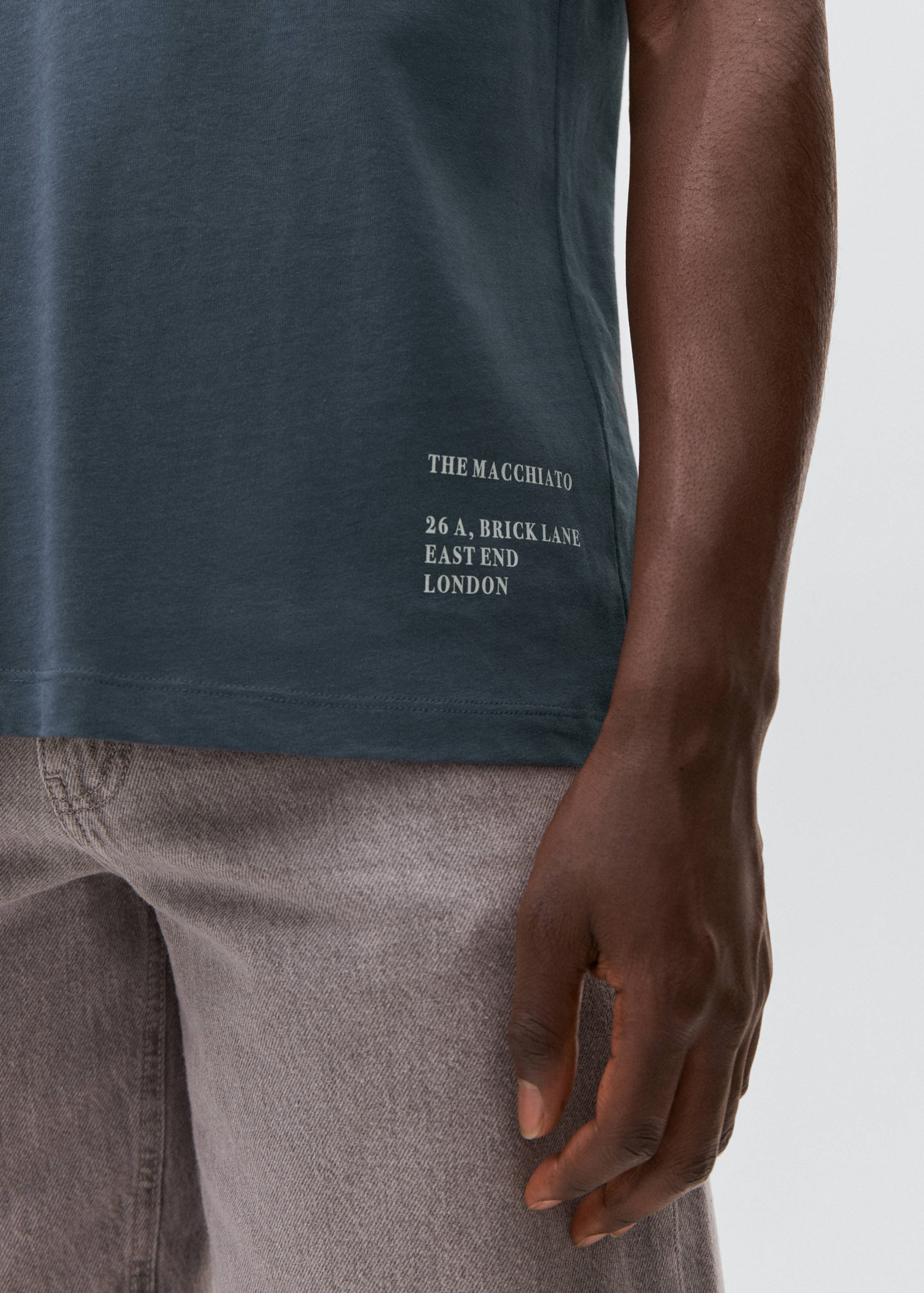 Футболка с принтом - Деталь изделия 6